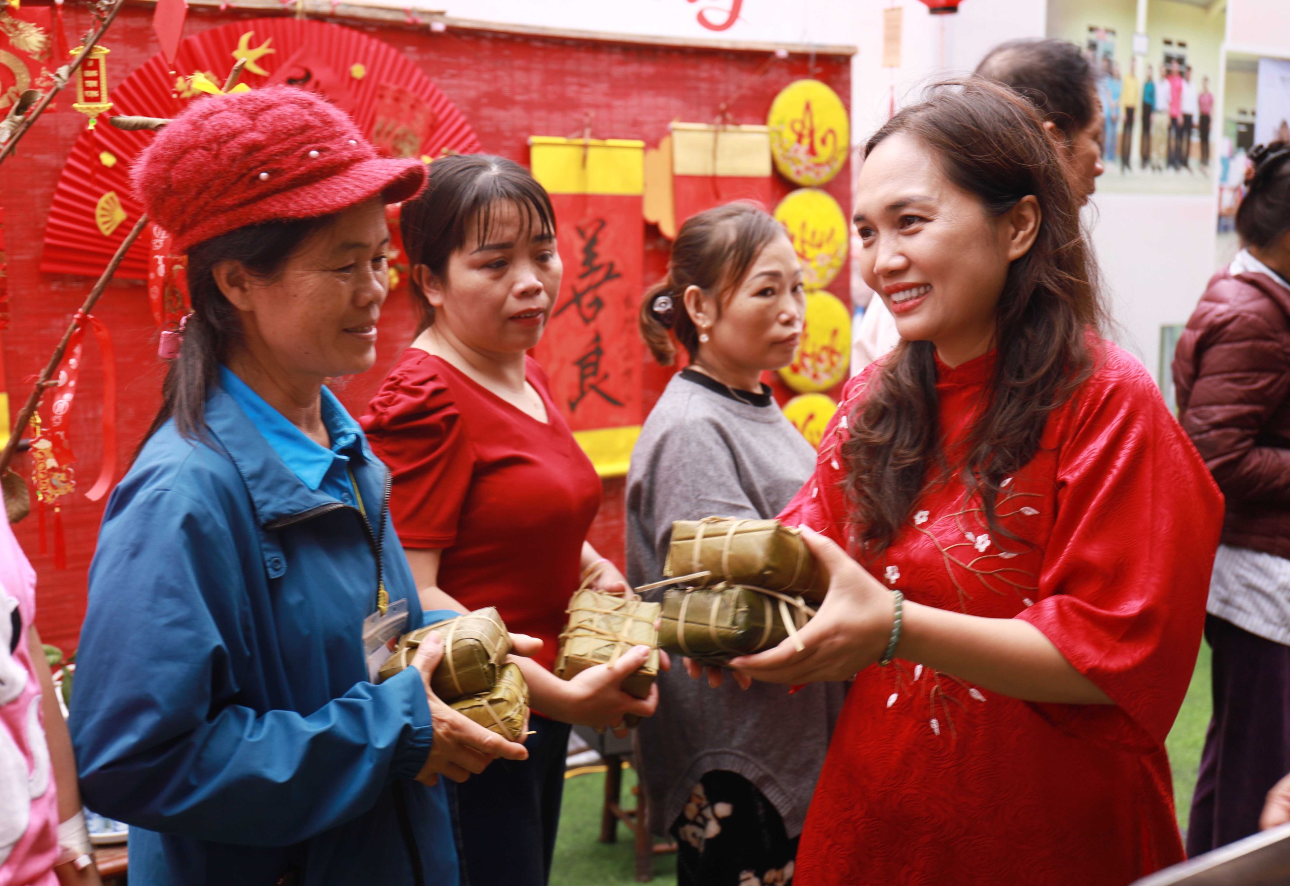 Á hậu Bùi Khánh Linh, Đào Thị Hiền giản dị trong tà áo dài trao tặng bánh chưng và bữa cơm miễn phí- Ảnh 2.