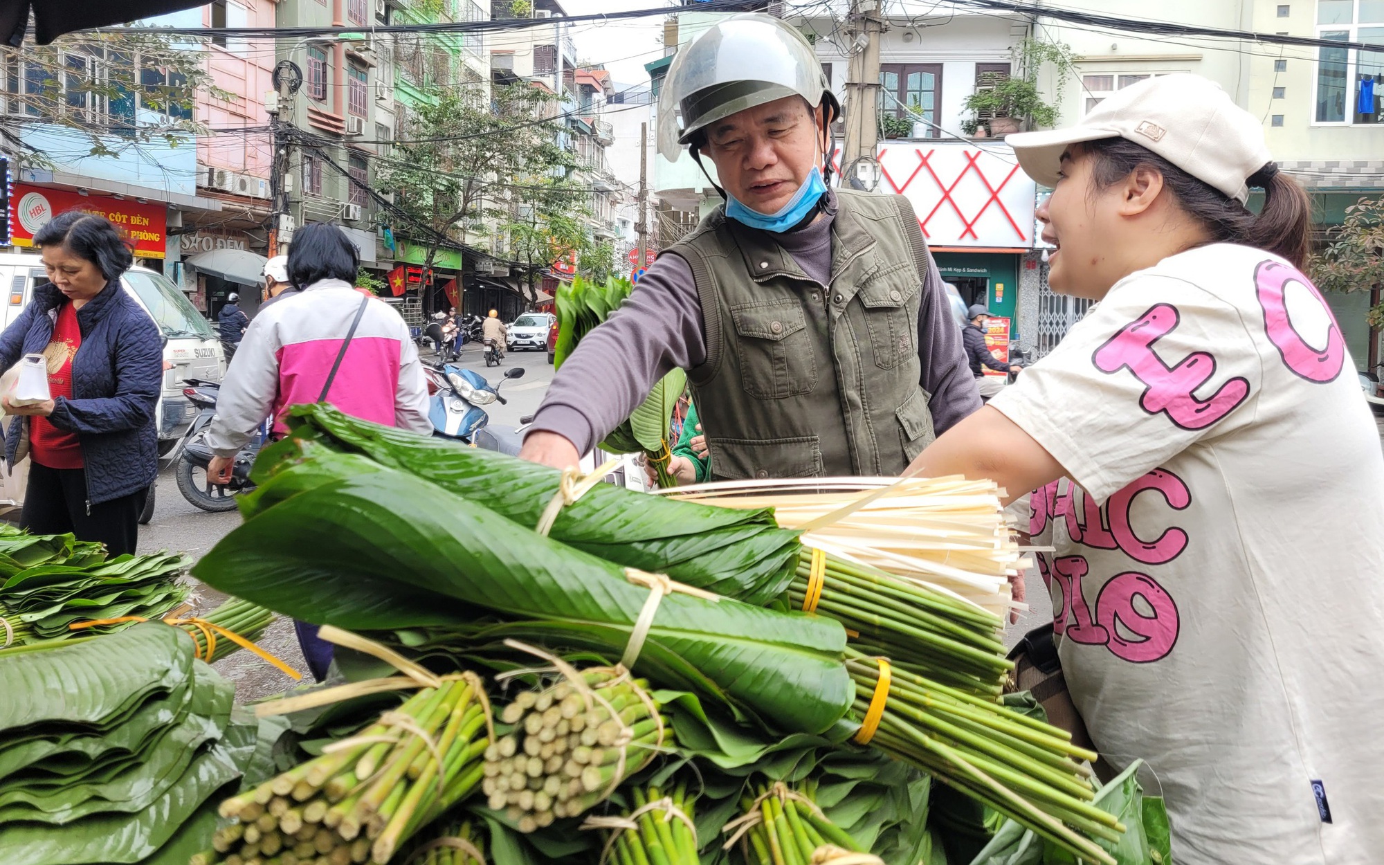 Người dân chen chân đi chợ lá dong trên phố ở Hà Nội