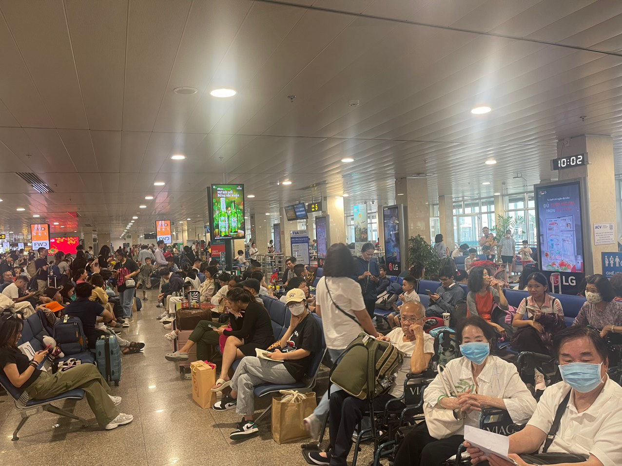 December 24: People return to their hometowns to celebrate Tet, Tan Son Nhat airport welcomes nearly 130,000 guests - Photo 2.