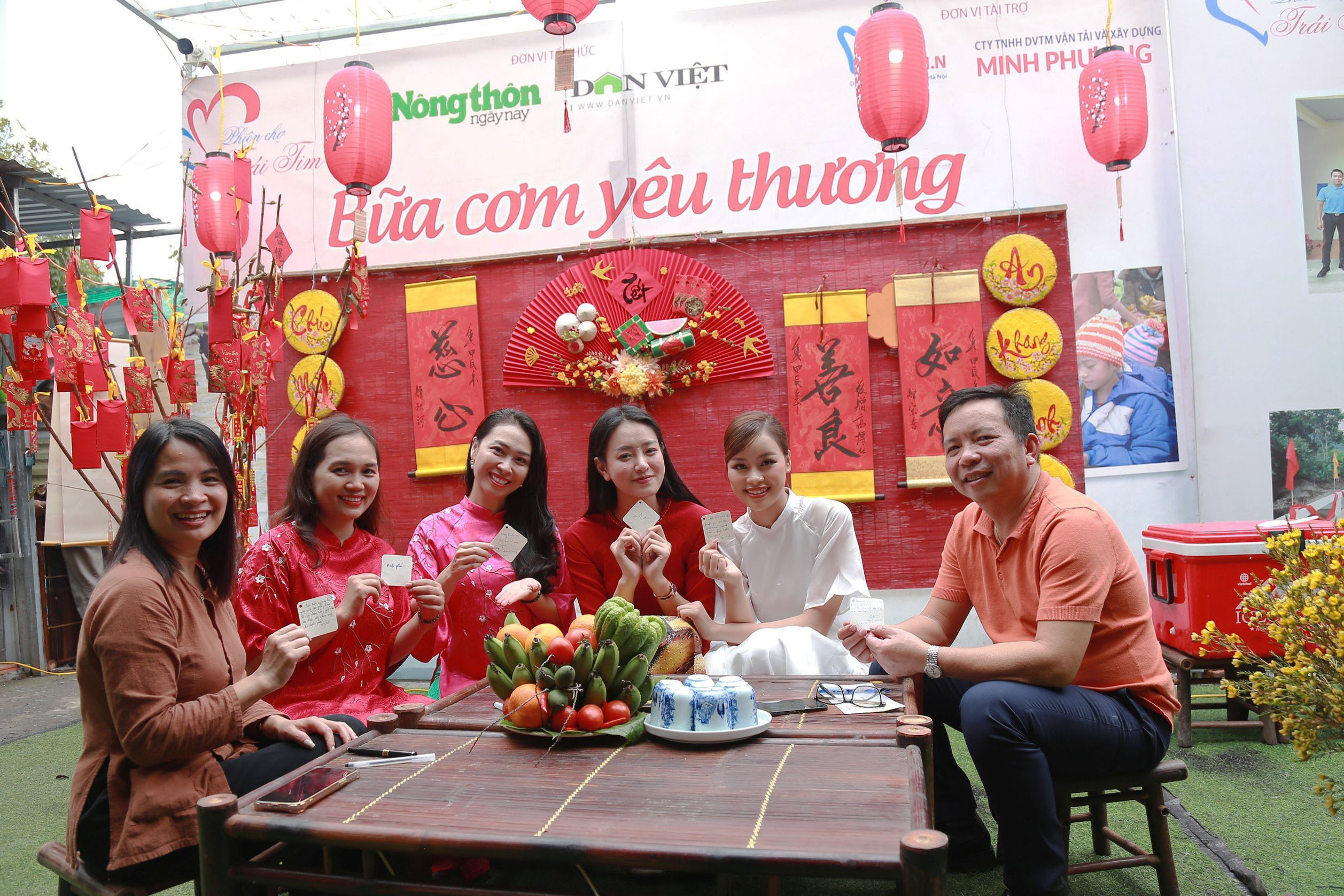 Á hậu Bùi Khánh Linh, Đào Thị Hiền giản dị trong tà áo dài trao tặng bánh chưng và bữa cơm miễn phí- Ảnh 18.