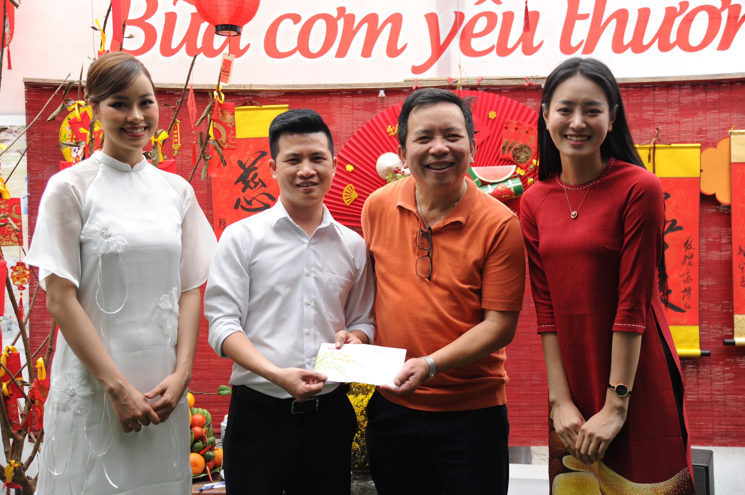Á hậu Bùi Khánh Linh, Đào Thị Hiền giản dị trong tà áo dài trao tặng bánh chưng và bữa cơm miễn phí- Ảnh 11.