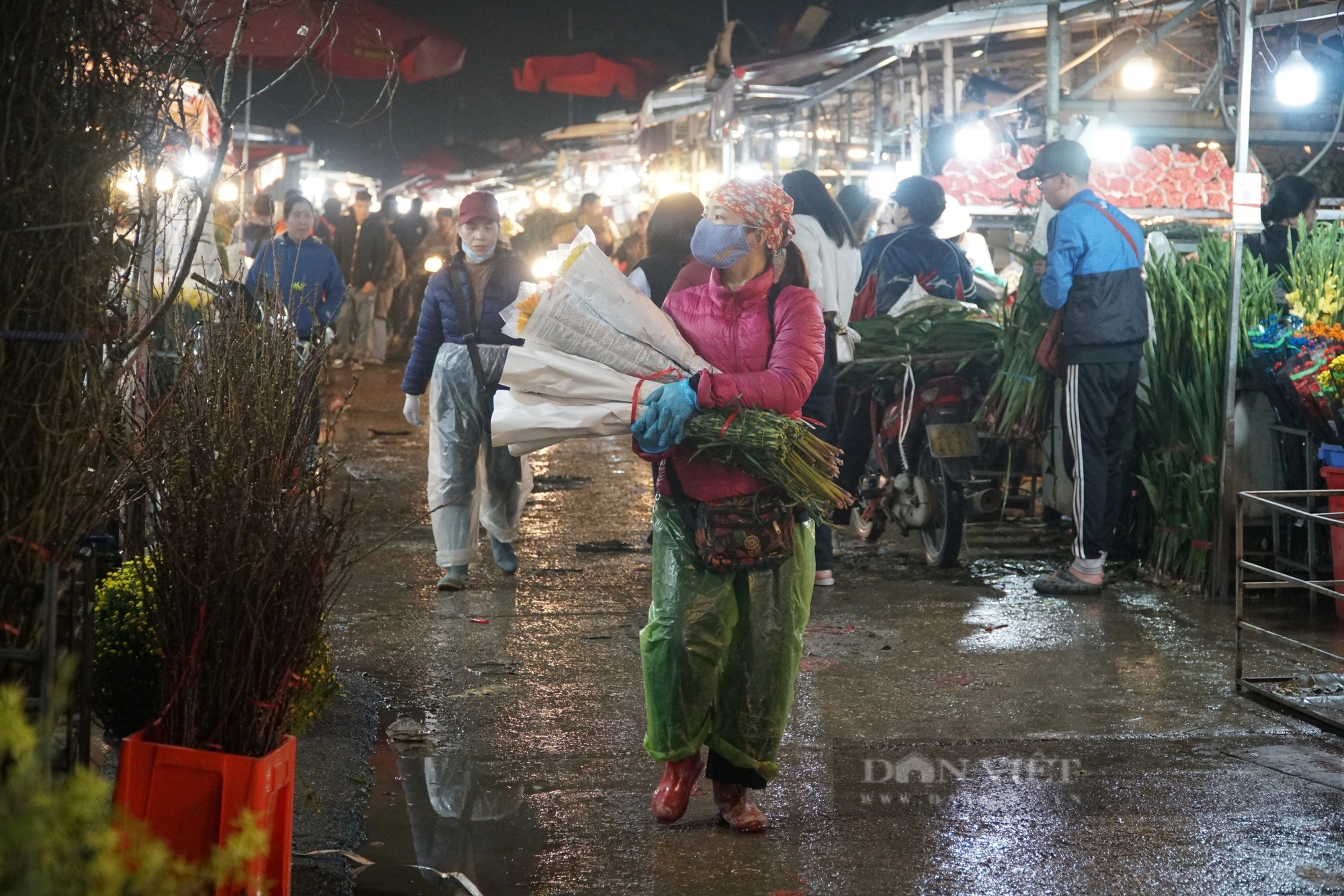 Tiểu thương luân phiên túc trực để đảm bảo phục vụ khách hàng dịp Tết Nguyên đán. Ảnh: Kiều Anh.