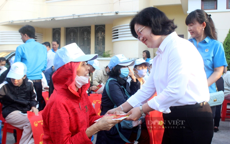 Bà Nguyễn Thị Mỹ Hằng - Chủ tịch Ủy ban MTTQVN tỉnh Bình Dương trao quà và thăm hỏi người lao động. Ảnh: Nguyên Vỹ