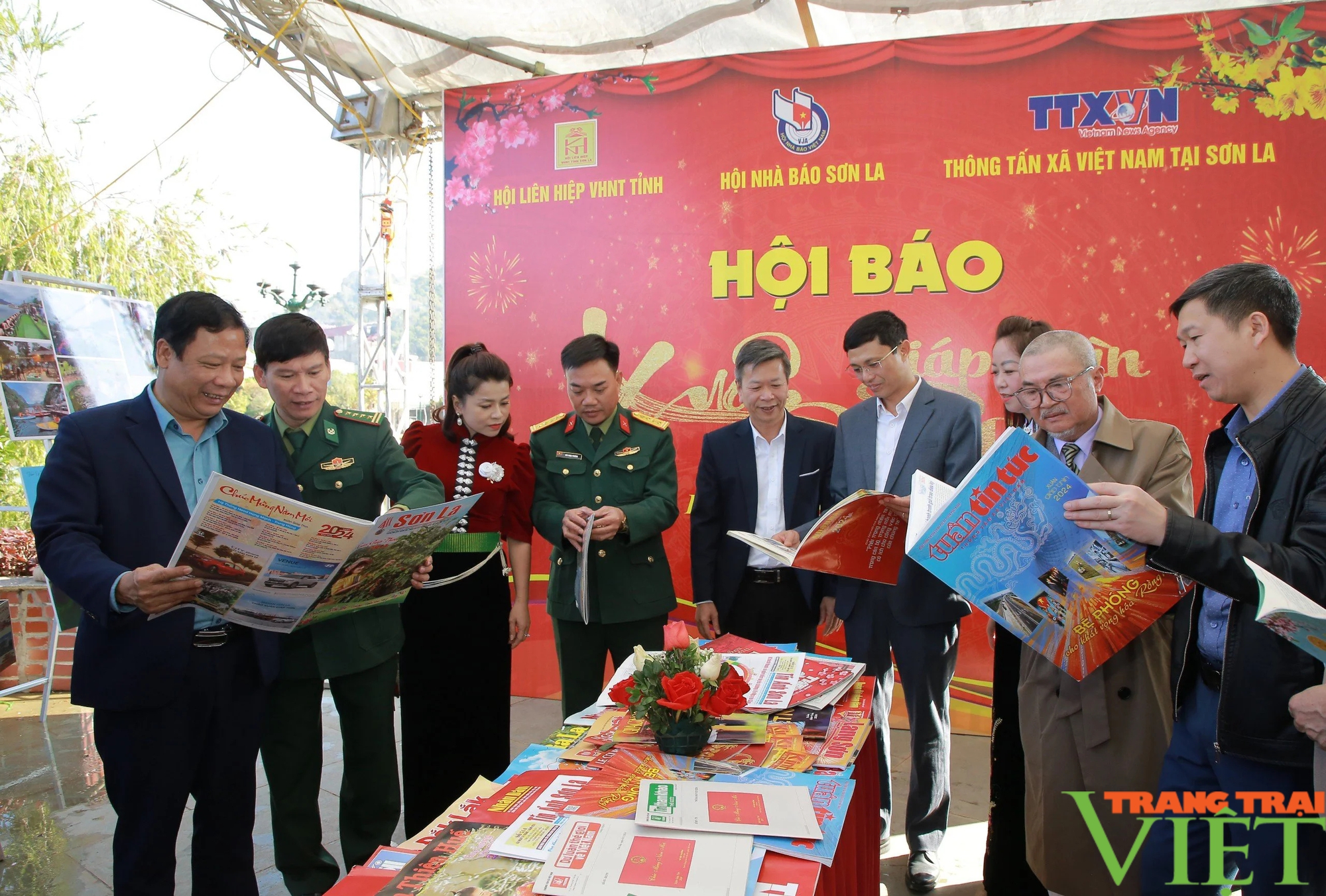 Gần 400 ấn phẩm sách, báo, tạp chí đặc sắc tại Hội báo xuân Giáp Thìn tỉnh Sơn La năm 2024- Ảnh 1.