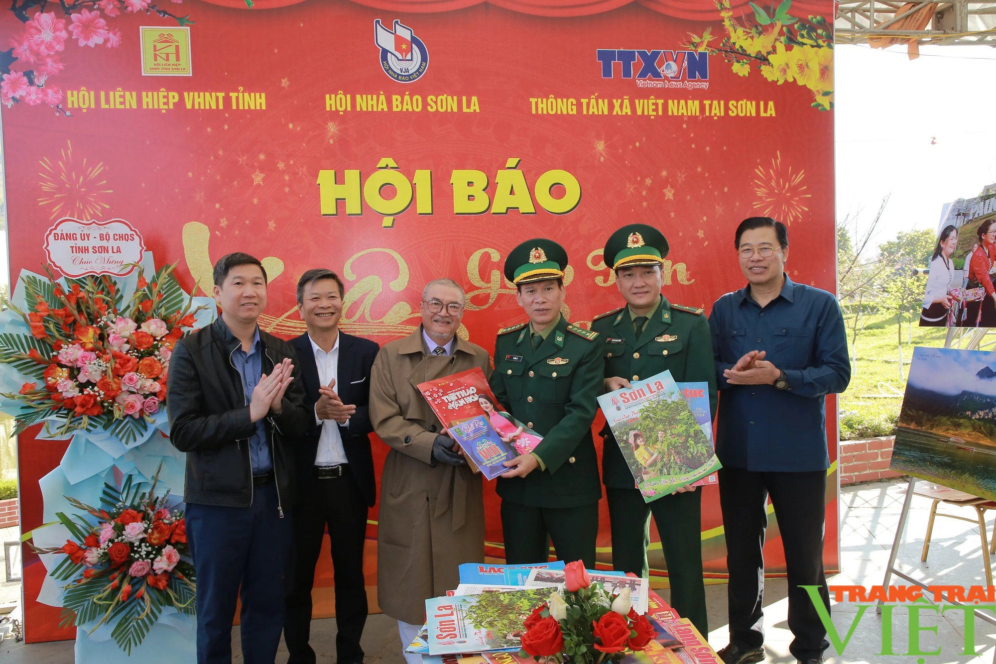 Gần 400 ấn phẩm sách, báo, tạp chí đặc sắc tại Hội báo xuân Giáp Thìn tỉnh Sơn La năm 2024- Ảnh 5.