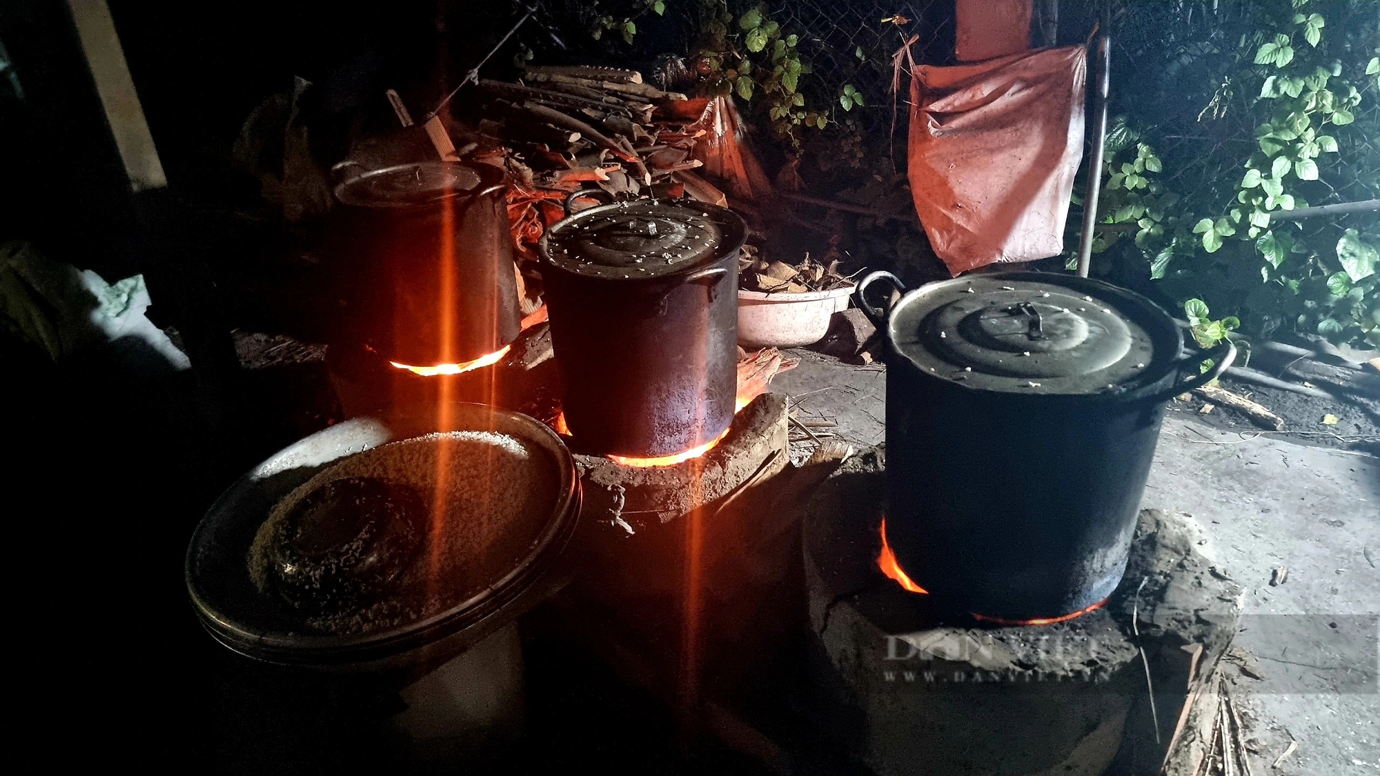 Đỏ lửa xuyên đêm quết bánh phồng tại làng nghề trăm tuổi ở An Giang- Ảnh 4.