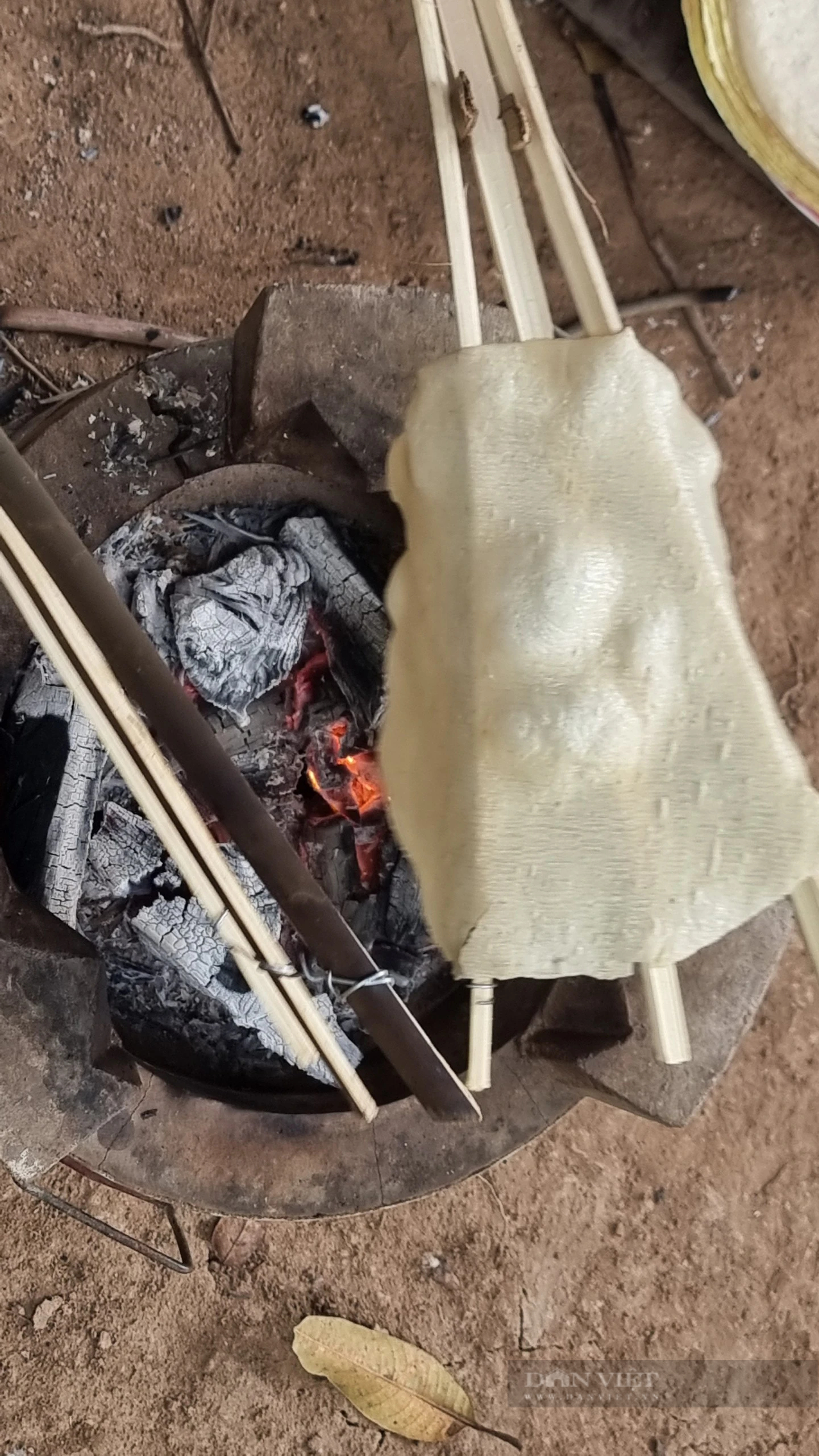 Đỏ lửa xuyên đêm quết bánh phồng tại làng nghề trăm tuổi ở An Giang- Ảnh 13.