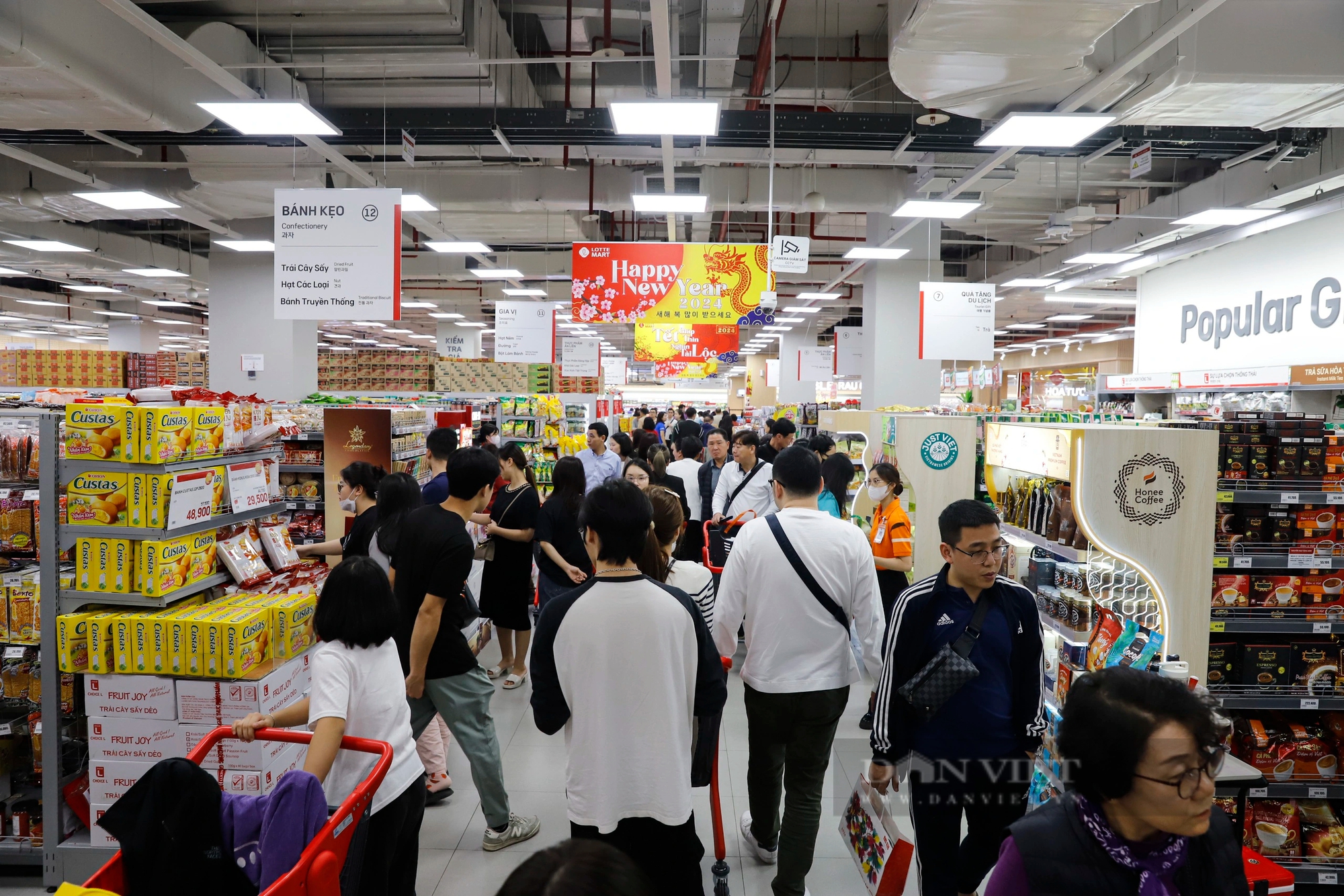 Chen nhau mua sắm Tết tại trung tâm thương mại, siêu thị ở Hà Nội- Ảnh 1.