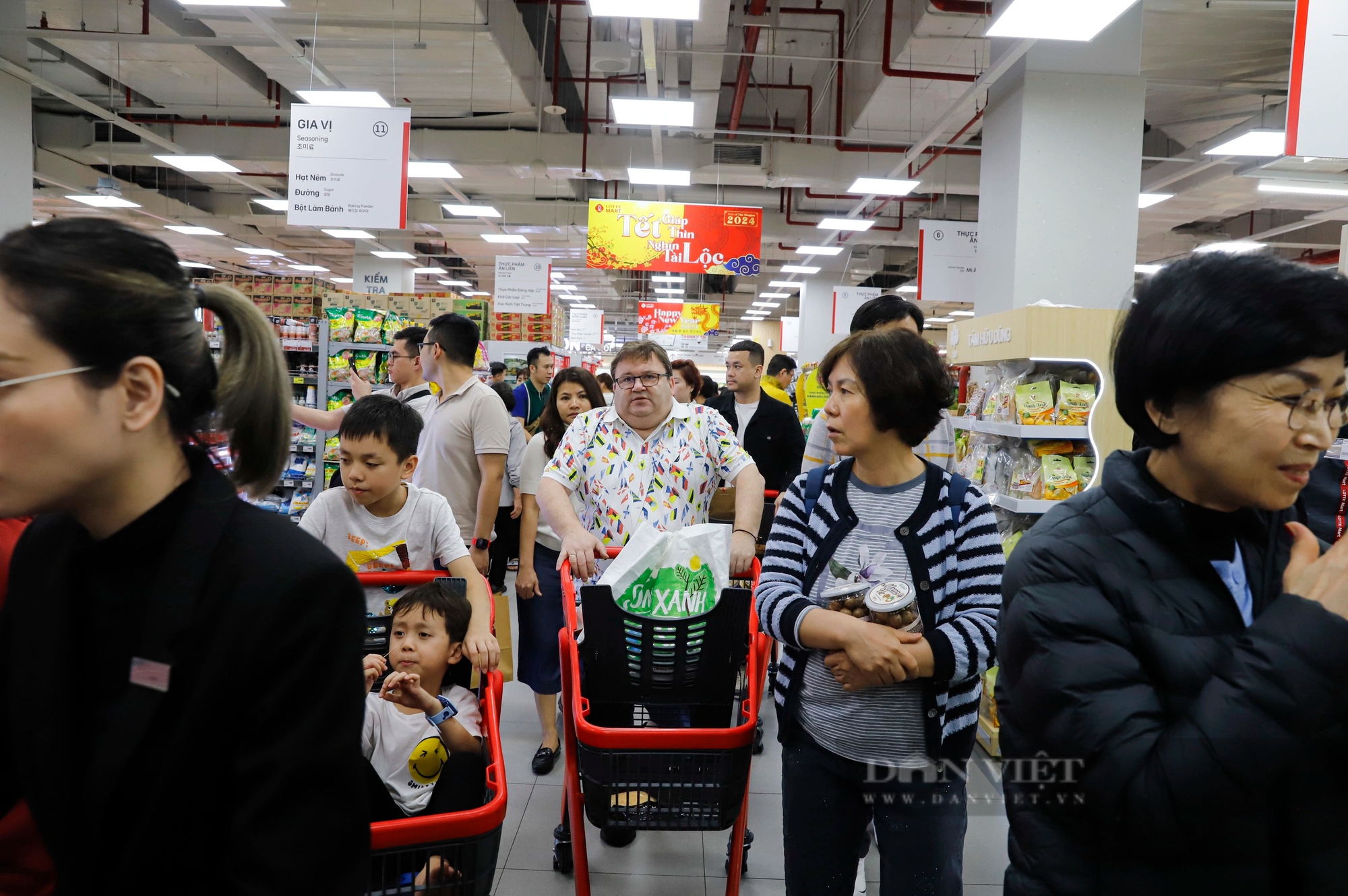 Chen nhau mua sắm Tết tại trung tâm thương mại, siêu thị ở Hà Nội- Ảnh 2.