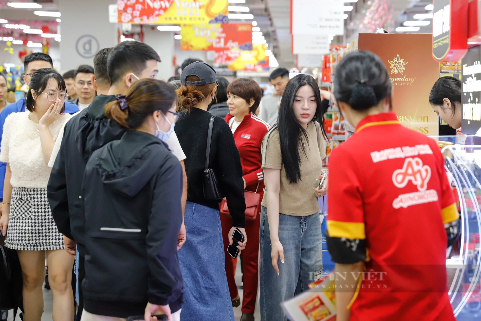 Chen nhau mua sắm Tết tại trung tâm thương mại, siêu thị ở Hà Nội- Ảnh 3.