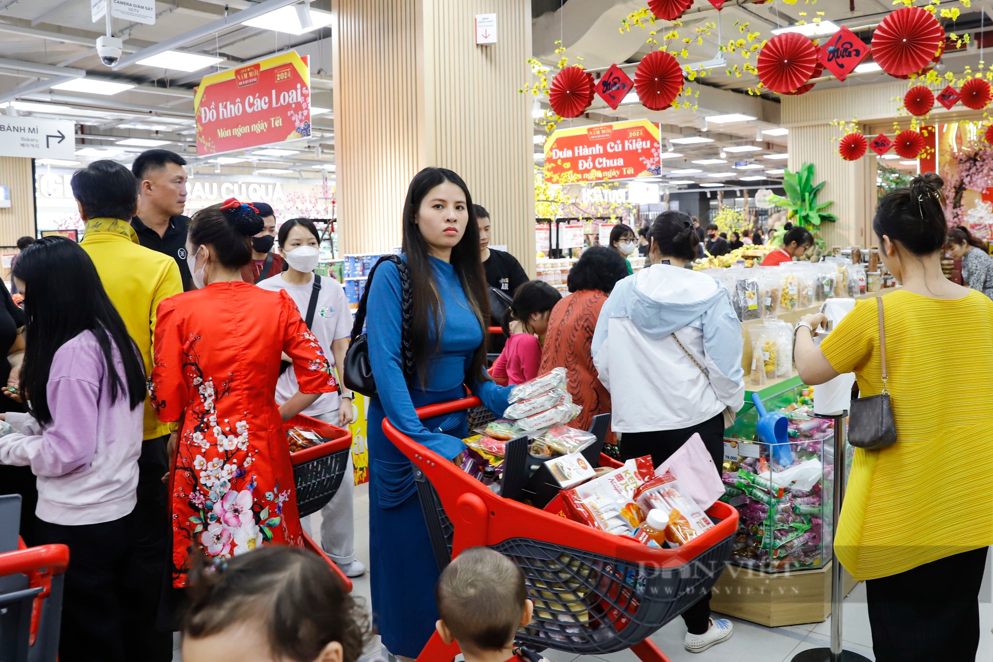 Chen nhau mua sắm Tết tại trung tâm thương mại, siêu thị ở Hà Nội- Ảnh 6.