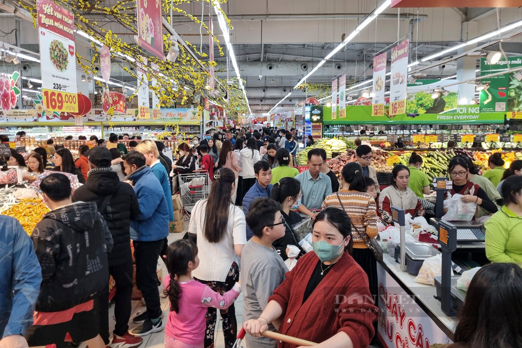 Chen nhau mua sắm Tết tại trung tâm thương mại, siêu thị ở Hà Nội- Ảnh 8.