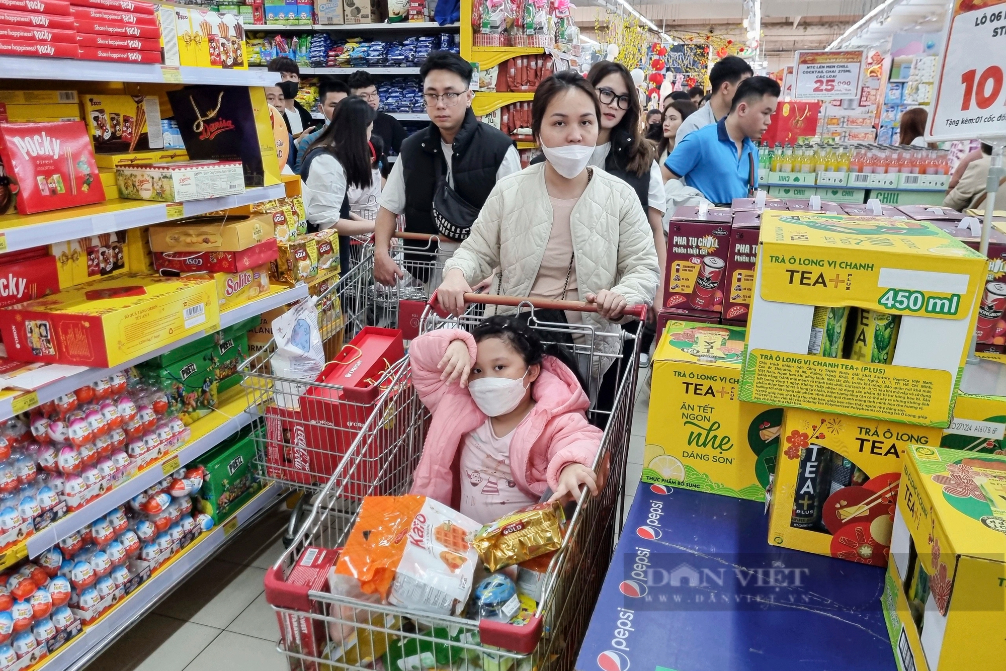 Chen nhau mua sắm Tết tại trung tâm thương mại, siêu thị ở Hà Nội- Ảnh 9.