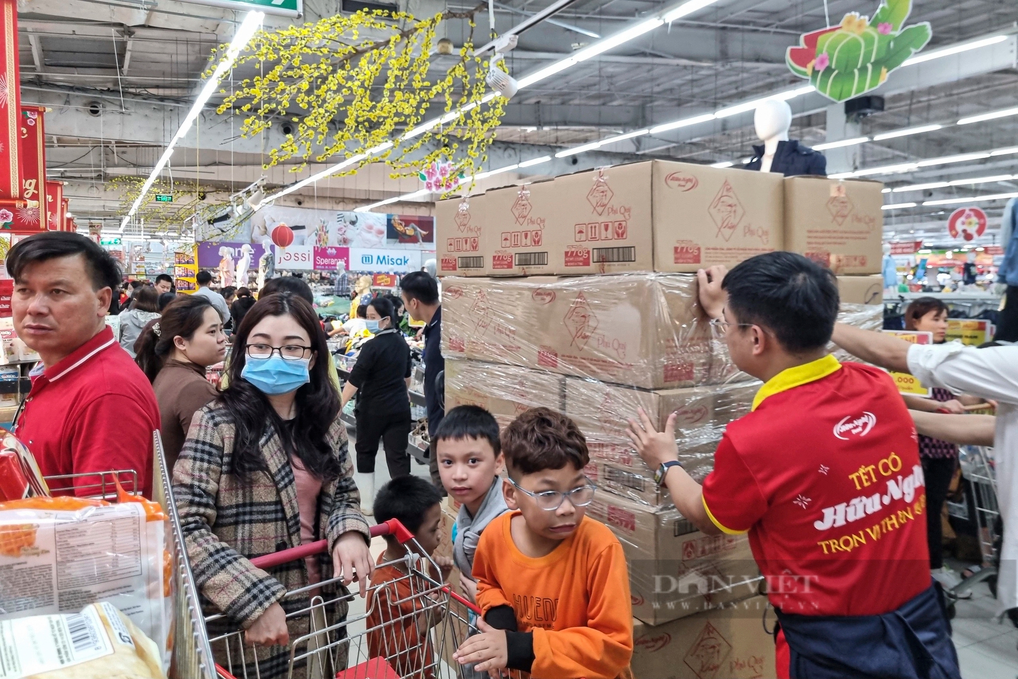 Chen nhau mua sắm Tết tại trung tâm thương mại, siêu thị ở Hà Nội- Ảnh 11.