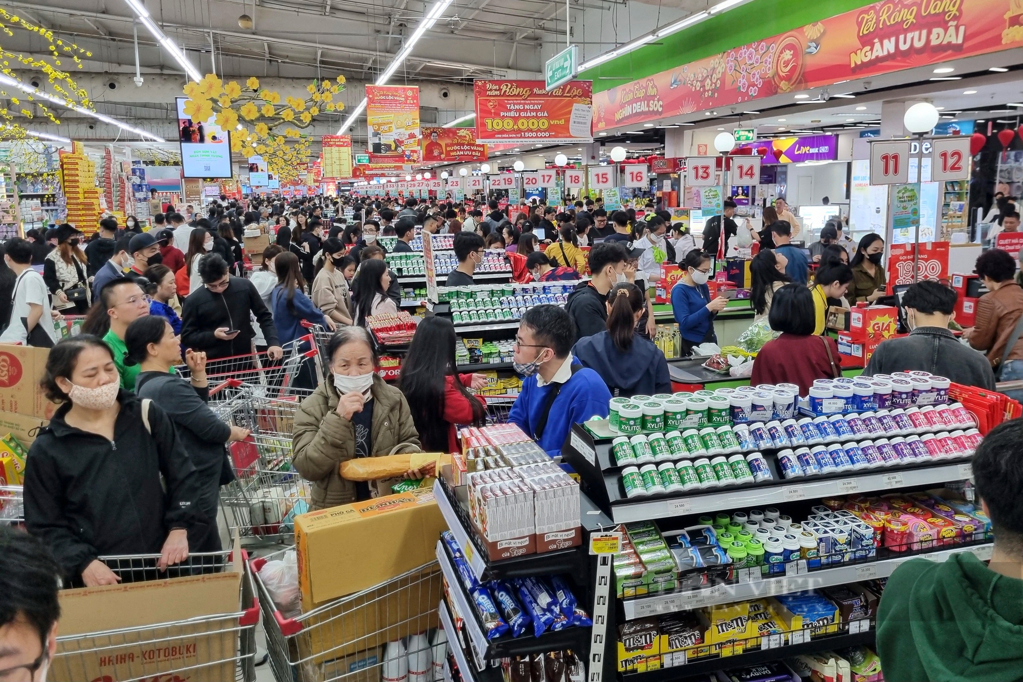 Chen nhau mua sắm Tết tại trung tâm thương mại, siêu thị ở Hà Nội- Ảnh 12.