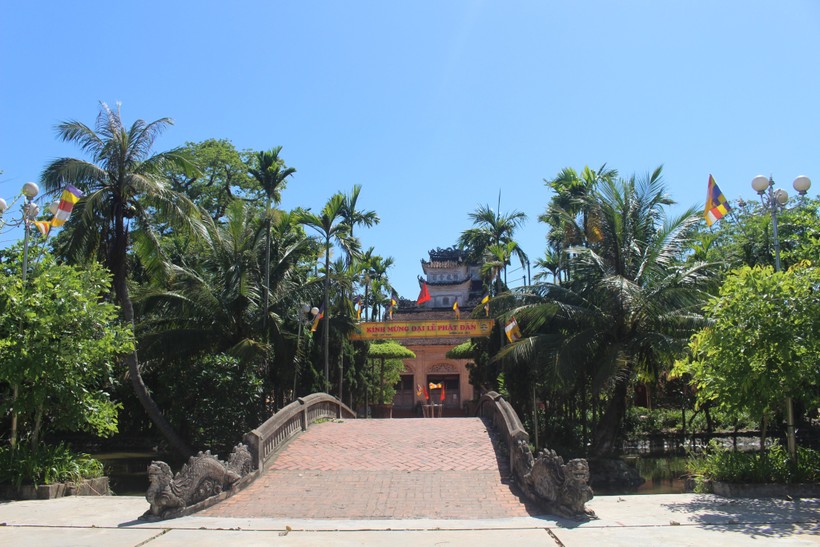 Ở Nam Định có ngôi chùa xây từ thế kỷ 12 với quả chuông khổng lồ úp dưới ao, tòa cửu phẩm liên hoa- Ảnh 4.