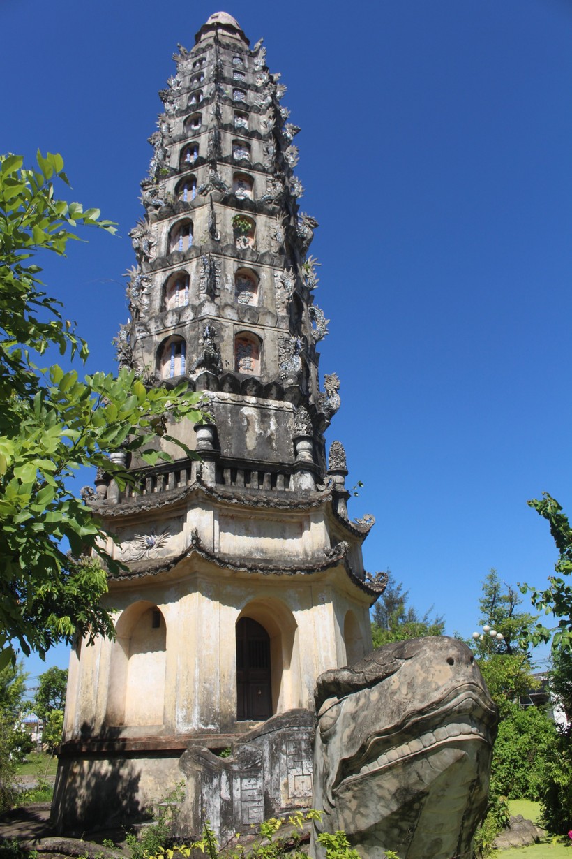 Ở Nam Định có ngôi chùa xây từ thế kỷ 12 với quả chuông khổng lồ úp dưới ao, tòa cửu phẩm liên hoa- Ảnh 5.