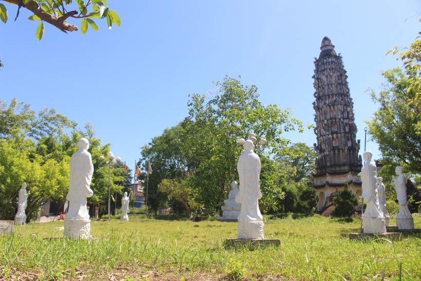 Ở Nam Định có ngôi chùa xây từ thế kỷ 12 với quả chuông khổng lồ úp dưới ao, tòa cửu phẩm liên hoa- Ảnh 10.