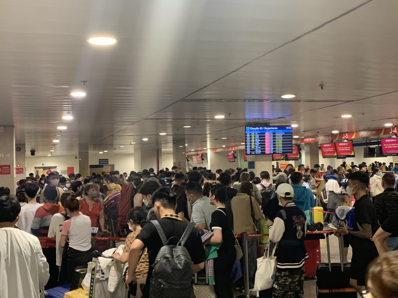 Sân bay Tân Sơn Nhất chật kín người về quê đón Tết, các quầy làm thủ tục quá tải, nhiều chuyến bay bị chậm trễ- Ảnh 6.