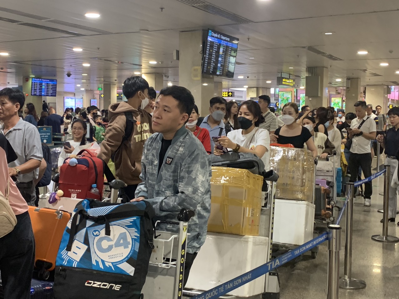 Sân bay Tân Sơn Nhất chật kín người về quê đón Tết, các quầy làm thủ tục quá tải, nhiều chuyến bay bị chậm trễ- Ảnh 7.
