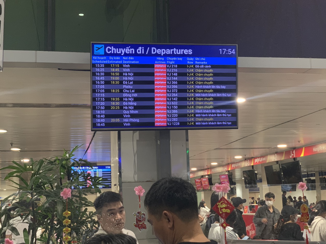Sân bay Tân Sơn Nhất chật kín người về quê đón Tết, các quầy làm thủ tục quá tải, nhiều chuyến bay bị chậm trễ- Ảnh 4.