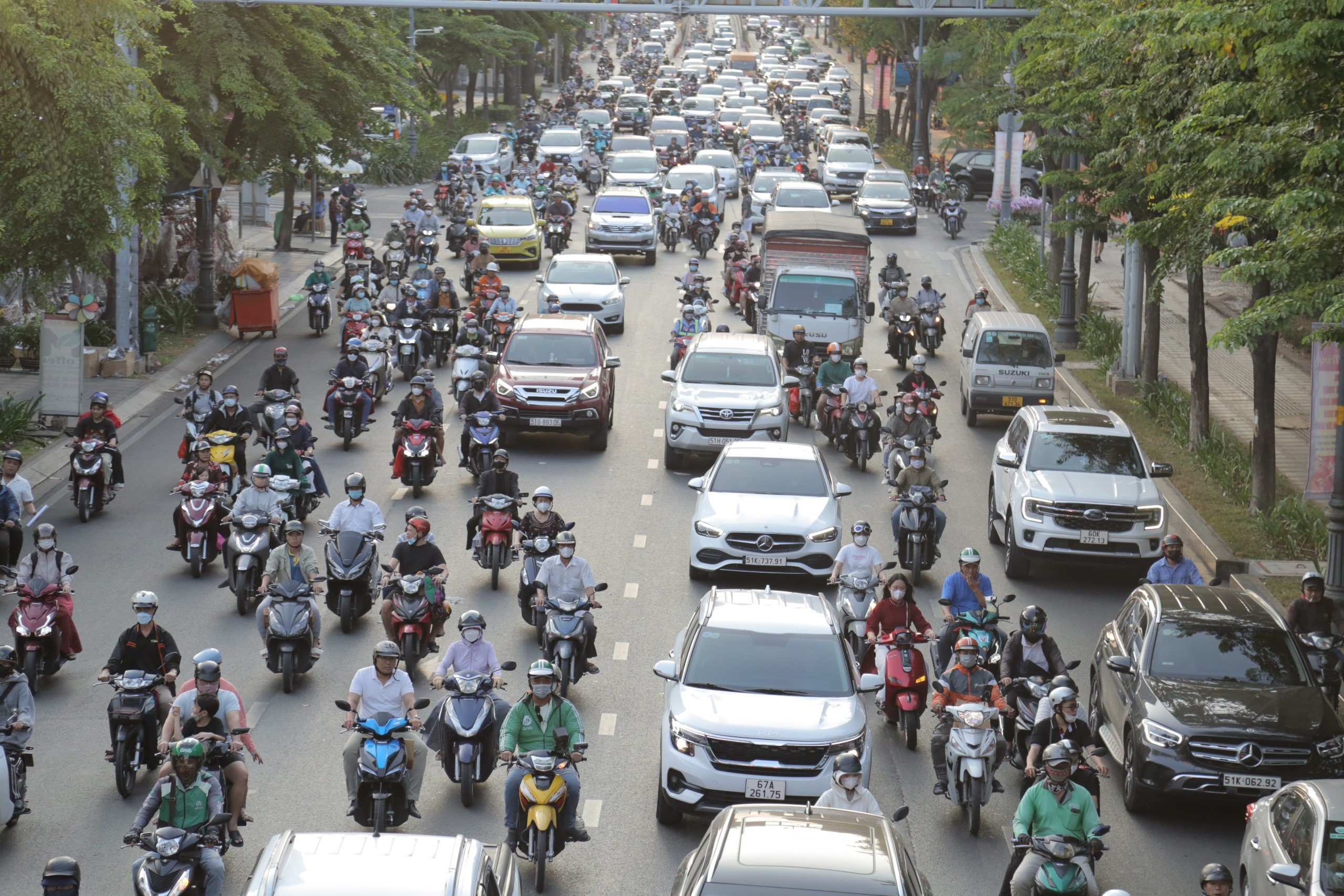 Sân bay Tân Sơn Nhất chật kín người về quê đón Tết, các quầy làm thủ tục quá tải, nhiều chuyến bay bị chậm trễ- Ảnh 9.