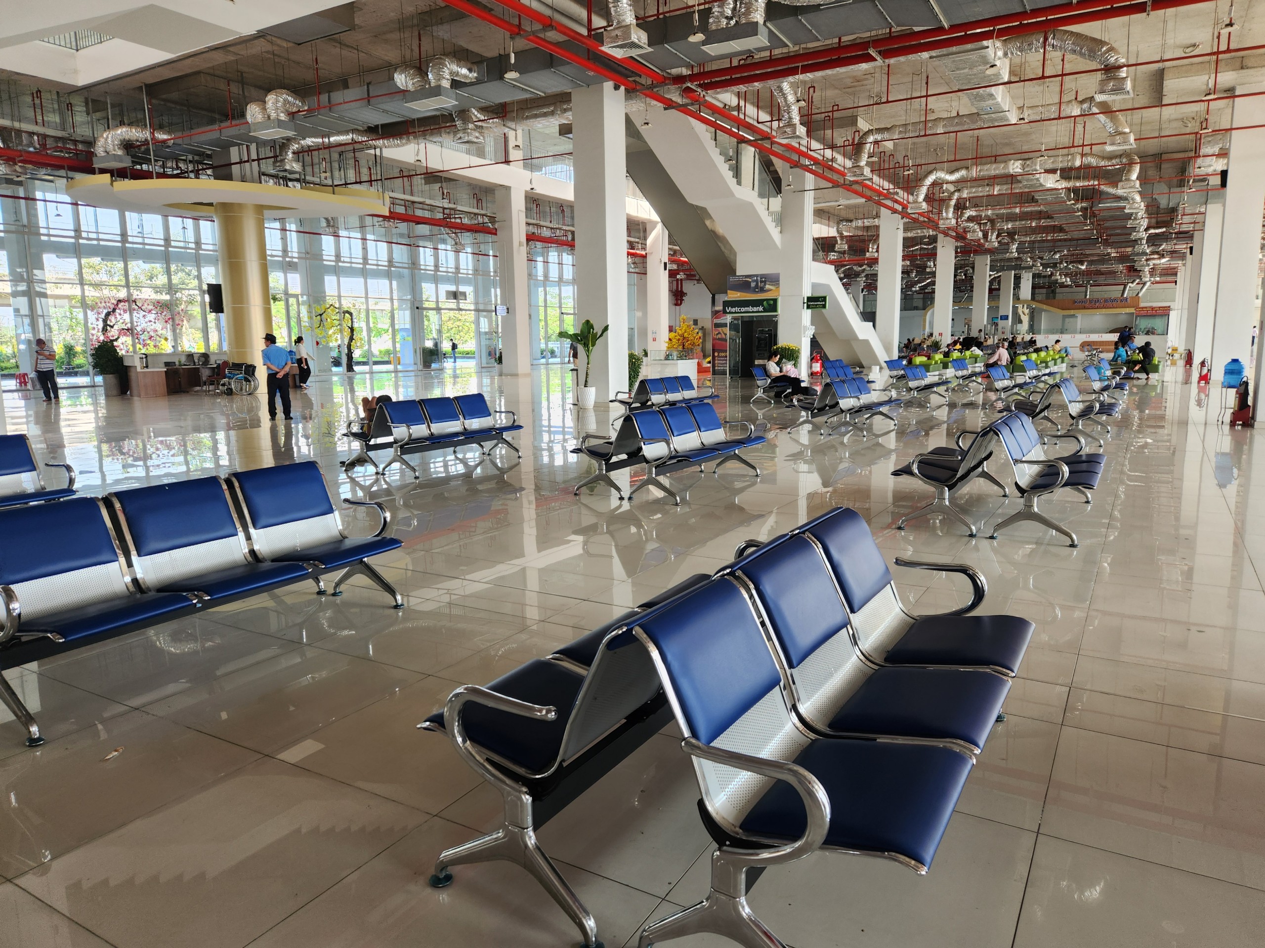 Sân bay Tân Sơn Nhất chật kín người về quê đón Tết, các quầy làm thủ tục quá tải, nhiều chuyến bay bị chậm trễ- Ảnh 10.