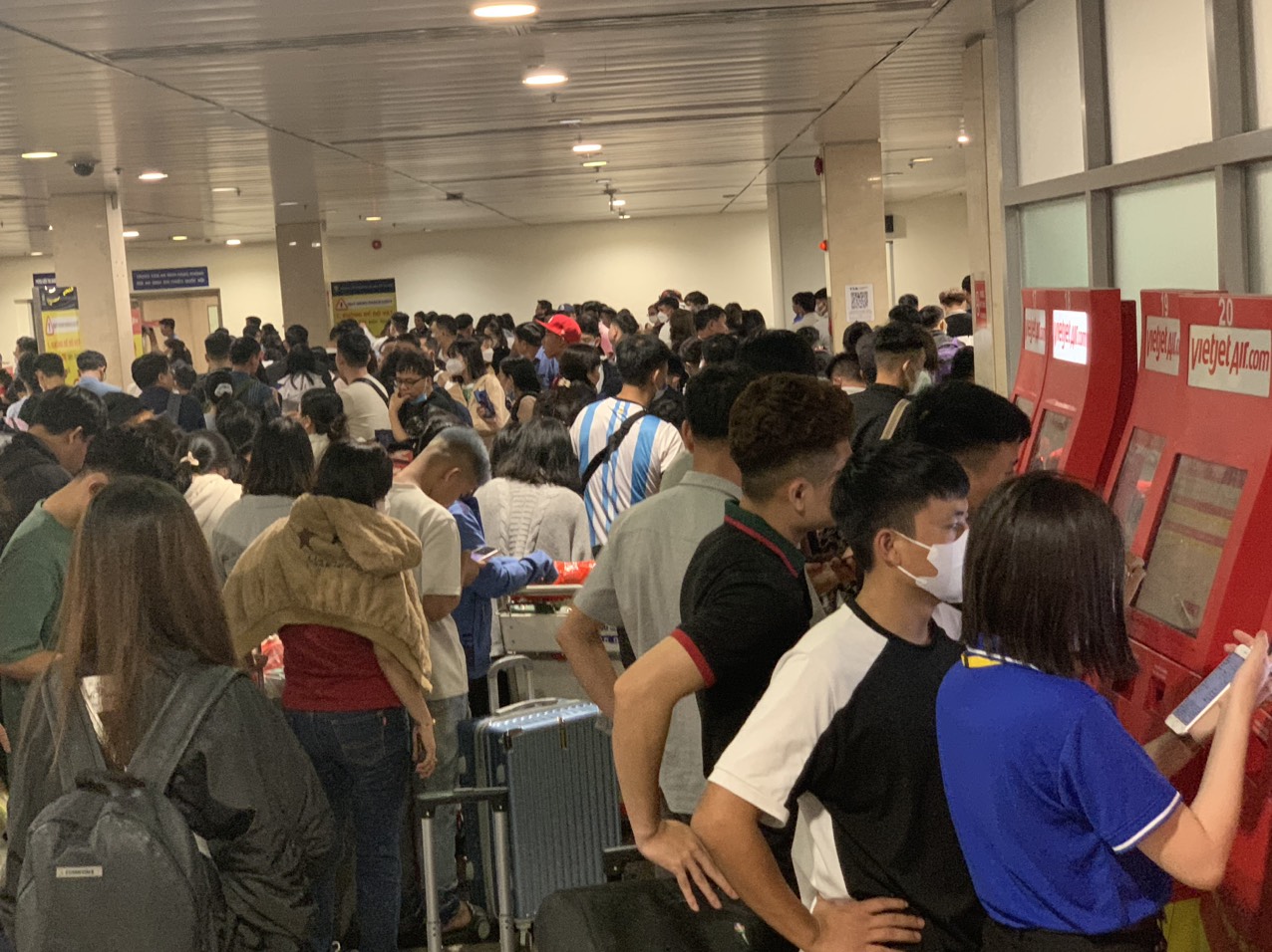 Sân bay Tân Sơn Nhất chật kín người về quê đón Tết, các quầy làm thủ tục quá tải, nhiều chuyến bay bị chậm trễ- Ảnh 3.