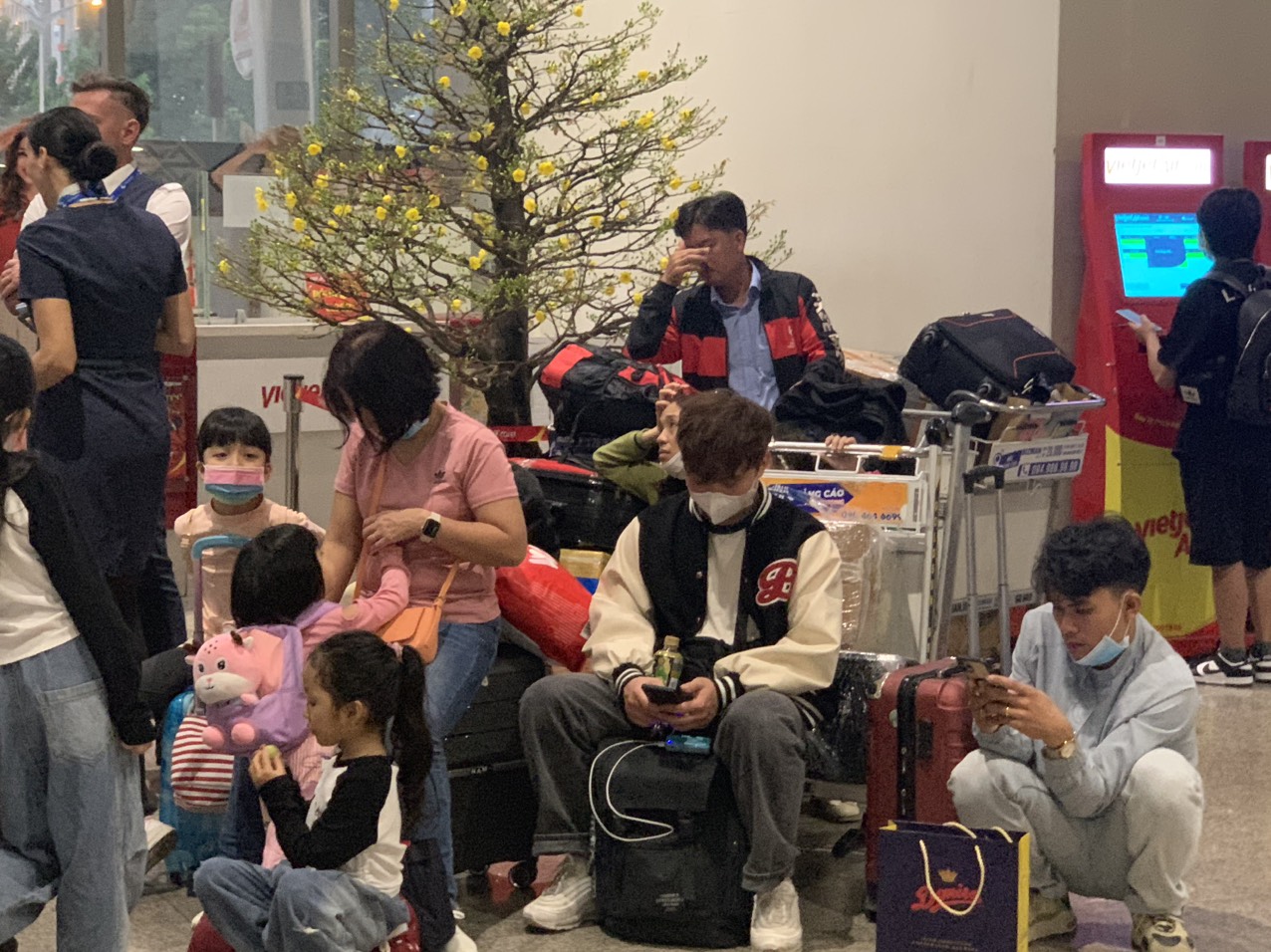 Sân bay Tân Sơn Nhất chật kín người về quê đón Tết, các quầy làm thủ tục quá tải, nhiều chuyến bay bị chậm trễ- Ảnh 5.