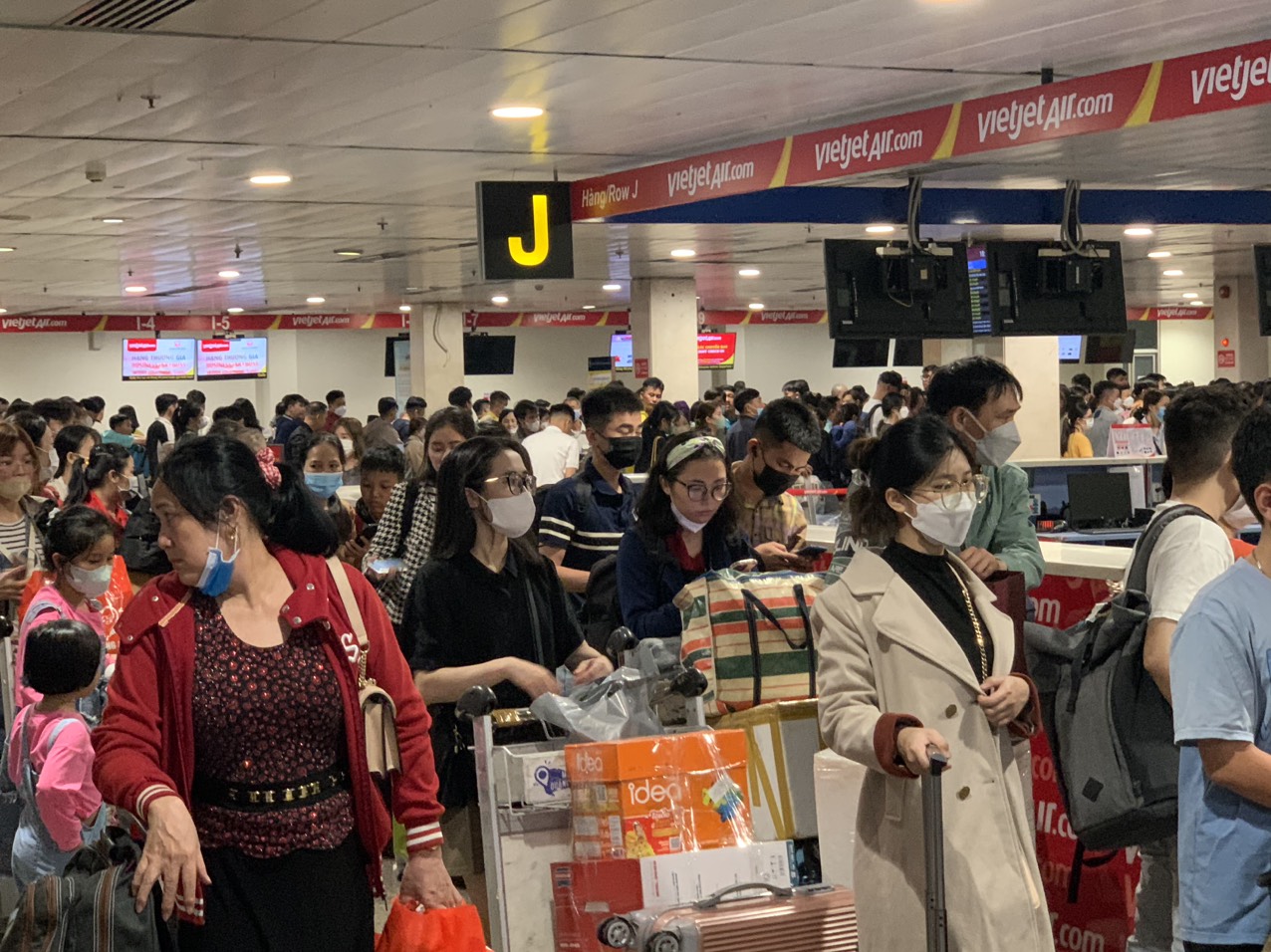 Sân bay Tân Sơn Nhất chật kín người về quê đón Tết, các quầy làm thủ tục quá tải, nhiều chuyến bay bị chậm trễ- Ảnh 2.