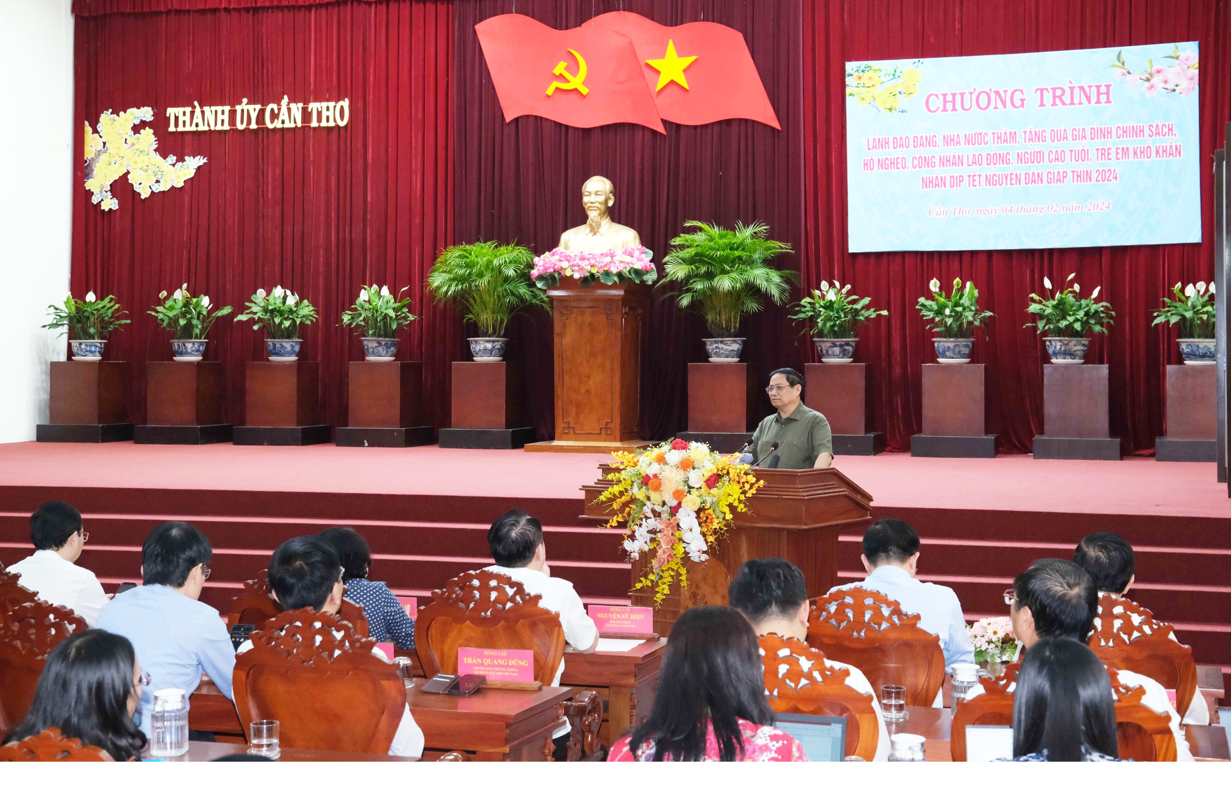 Thủ tướng Phạm Minh Chính tặng quà Tết cho gia đình chính sách, công nhân, người có hoàn cảnh khó khăn tại Cần Thơ- Ảnh 2.