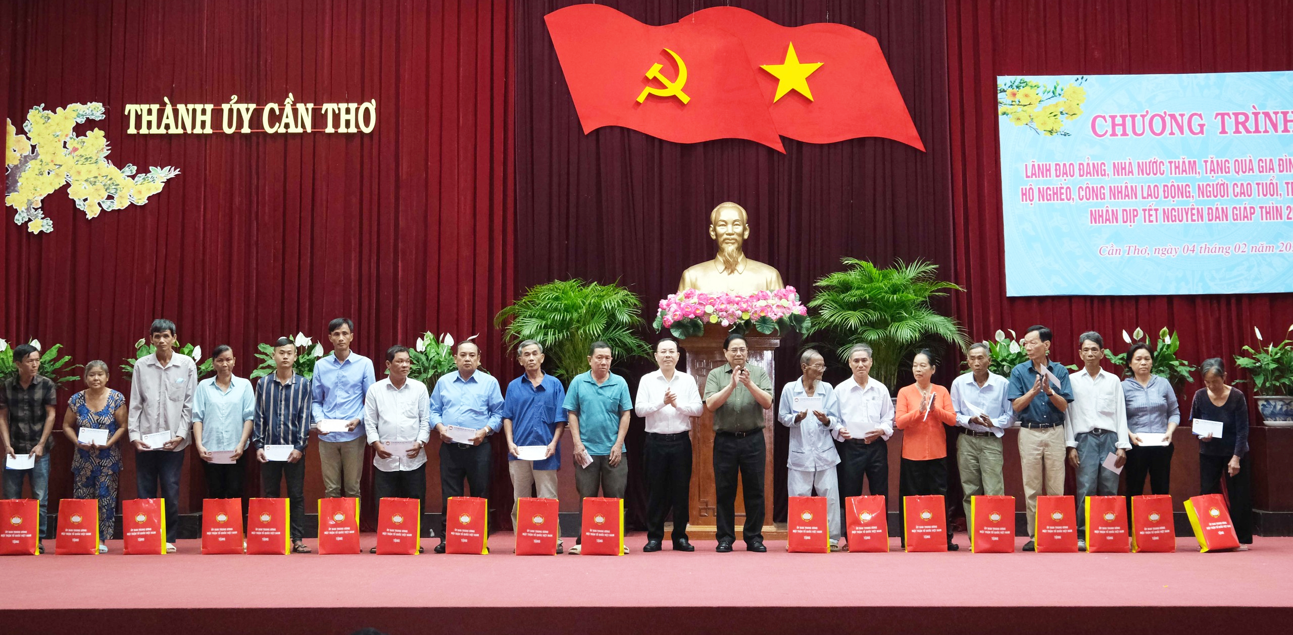 Thủ tướng Phạm Minh Chính tặng quà Tết cho gia đình chính sách, công nhân, người có hoàn cảnh khó khăn tại Cần Thơ- Ảnh 1.