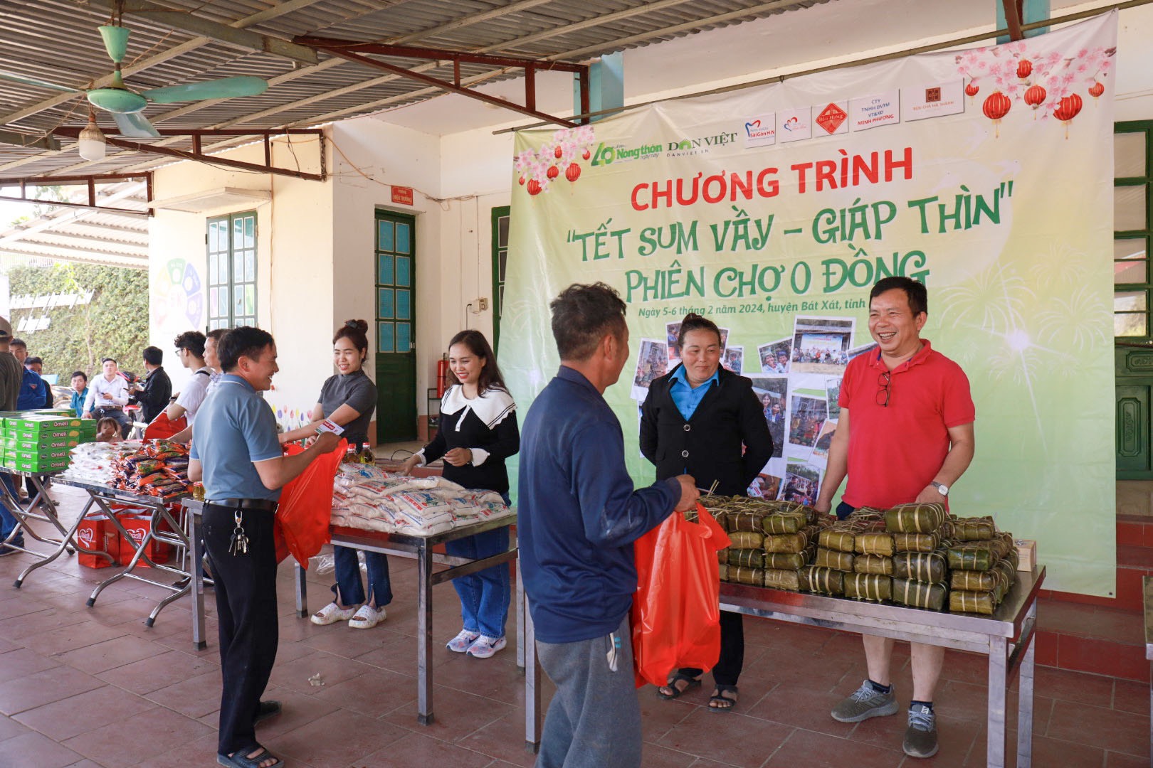 Người dân nghèo xã Sàng Ma Sáo đi chợ “mua” giấc mơ bữa cơm ngày Tết có thịt- Ảnh 11.