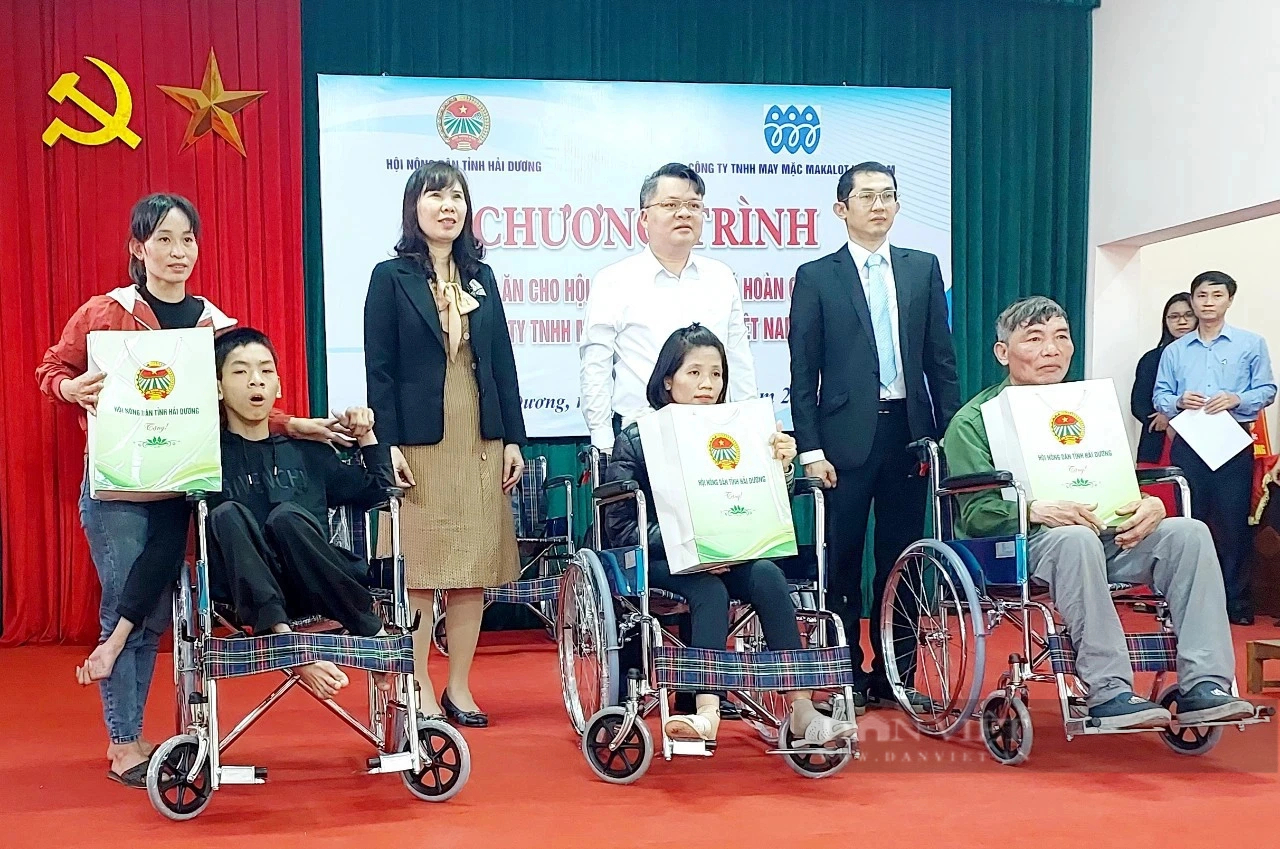Hội Nông dân tỉnh Hải Dương tặng 50 xe lăn, 100 suất quà Tết cho hội viên khuyết tật, hoàn cảnh khó khăn- Ảnh 1.