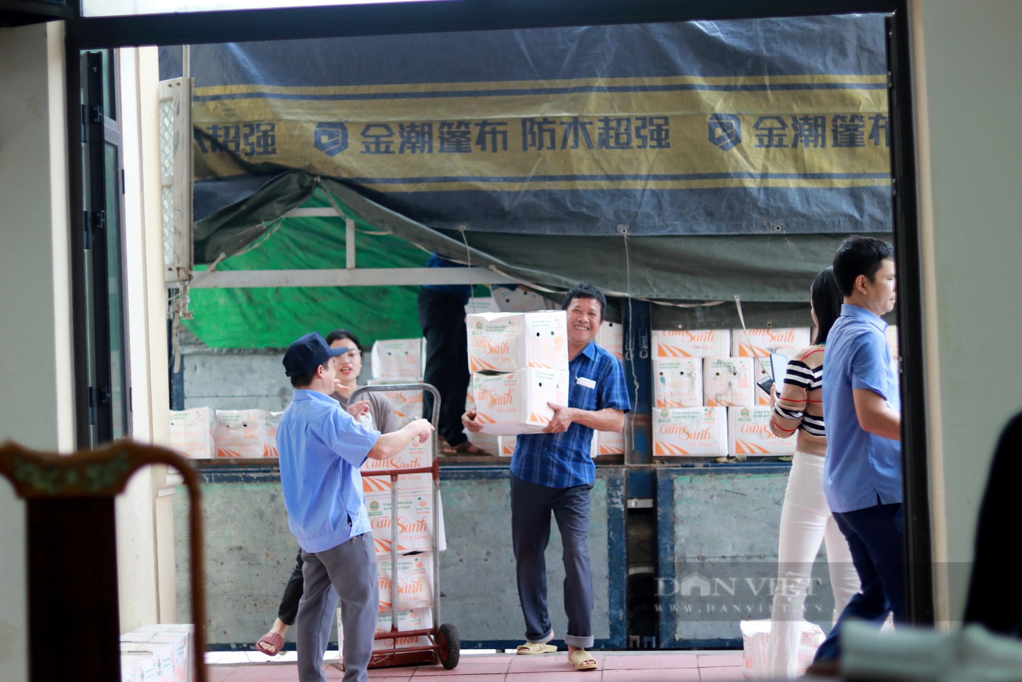 Hội Nông dân Hà Tĩnh hỗ trợ tiêu thụ 18 tấn cam sành cho nông dân Hà Giang - Ảnh 8.