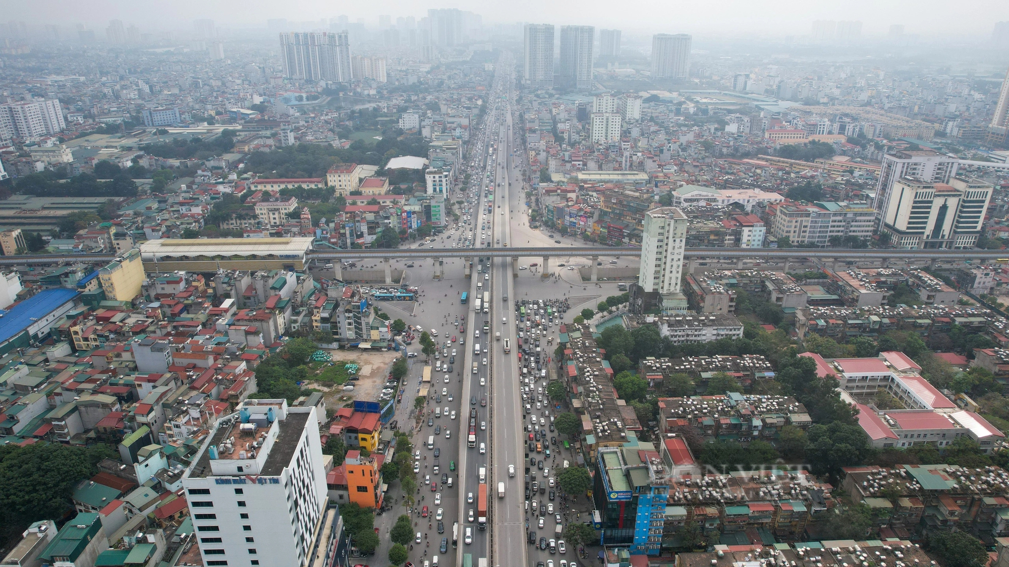 Đường phố Thủ đô đông nghịt, người dân chật vật đi lại những ngày giáp Tết- Ảnh 1.