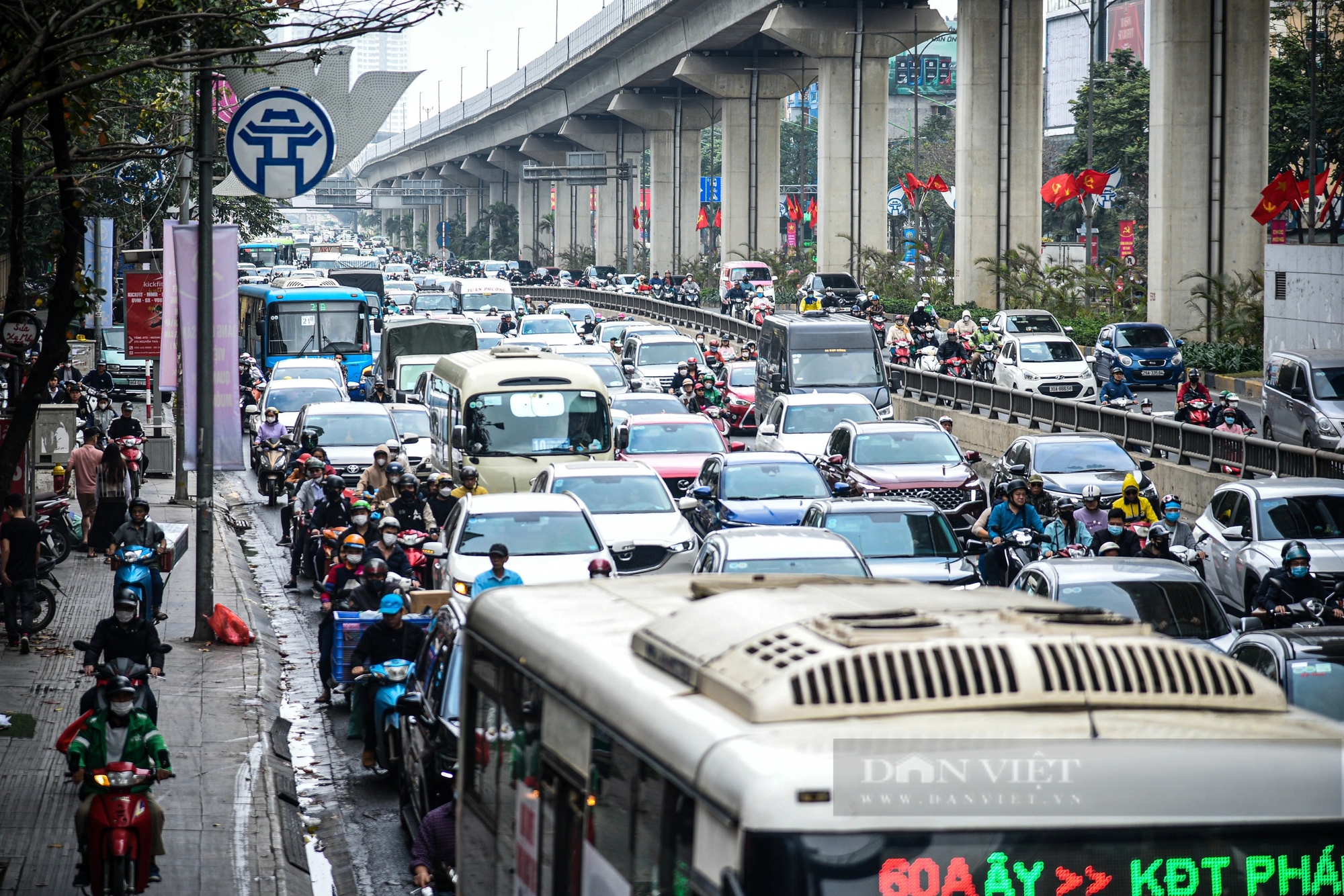 Đường phố Thủ đô đông nghịt, người dân chật vật đi lại những ngày giáp Tết- Ảnh 3.