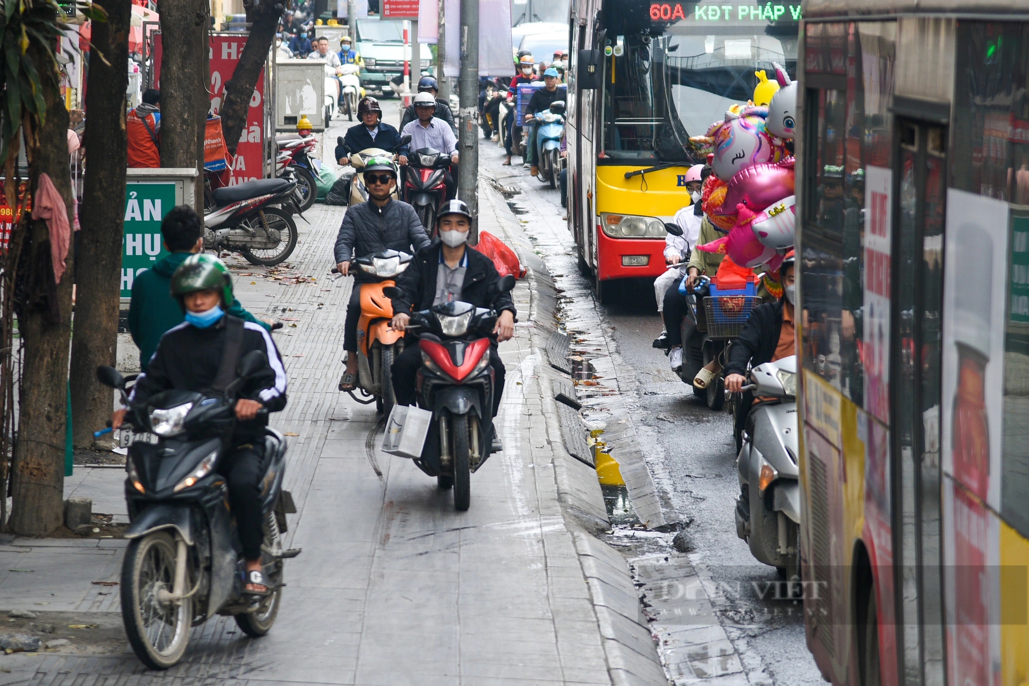 Đường phố Thủ đô đông nghịt, người dân chật vật đi lại những ngày giáp Tết- Ảnh 5.