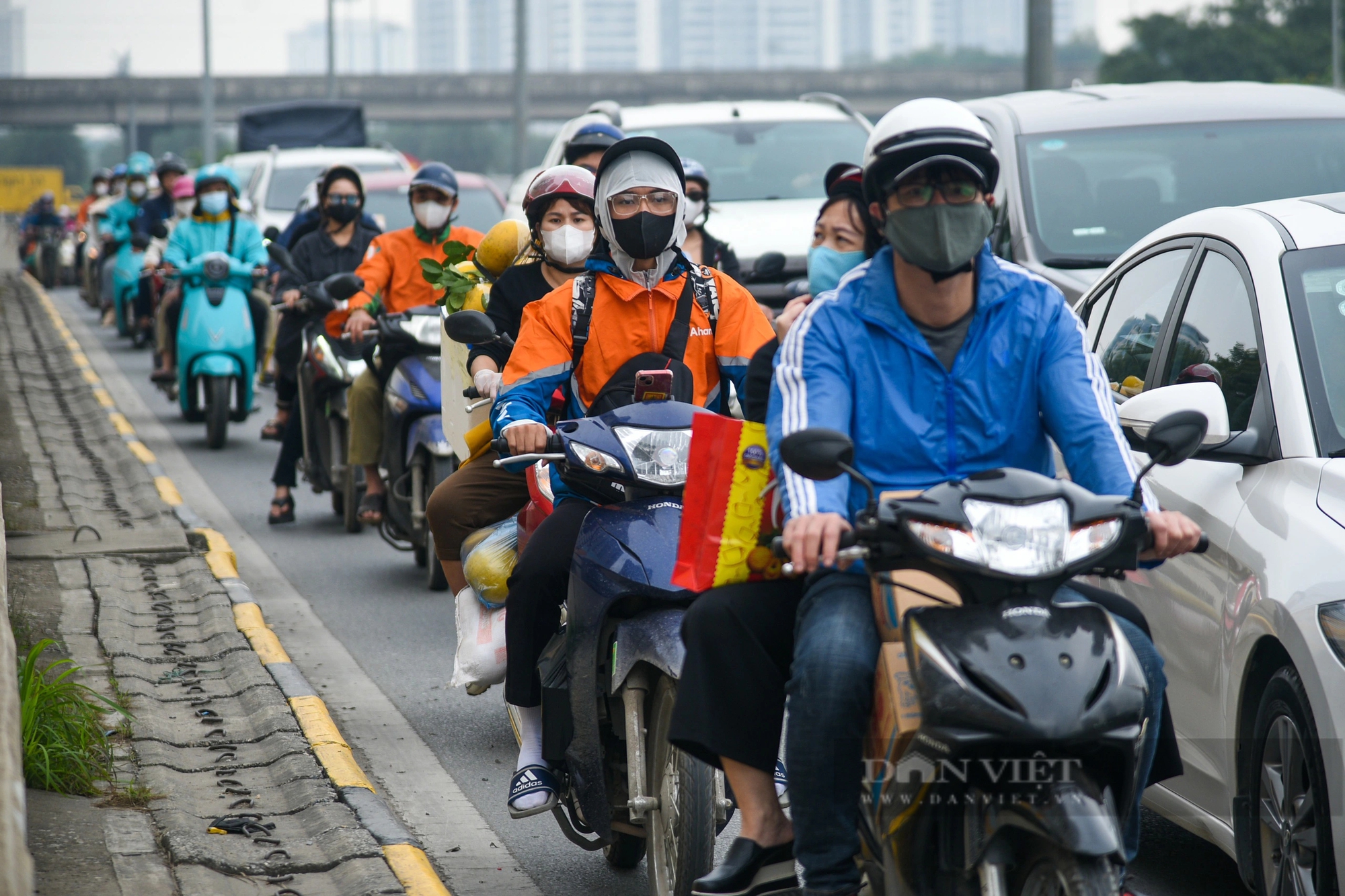 Đường phố Thủ đô đông nghịt, người dân chật vật đi lại những ngày giáp Tết- Ảnh 11.