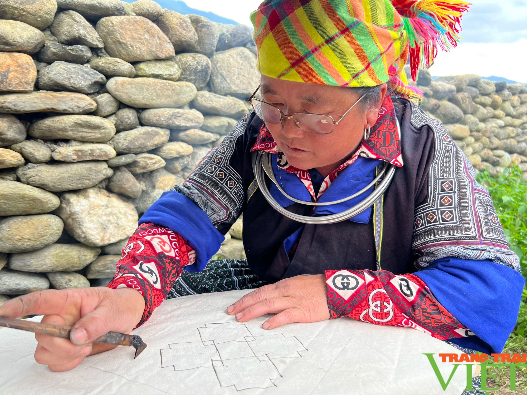Nghệ thuật vẽ sáp ong trên vải của đồng bào dân tộc Mông - Ảnh 4.