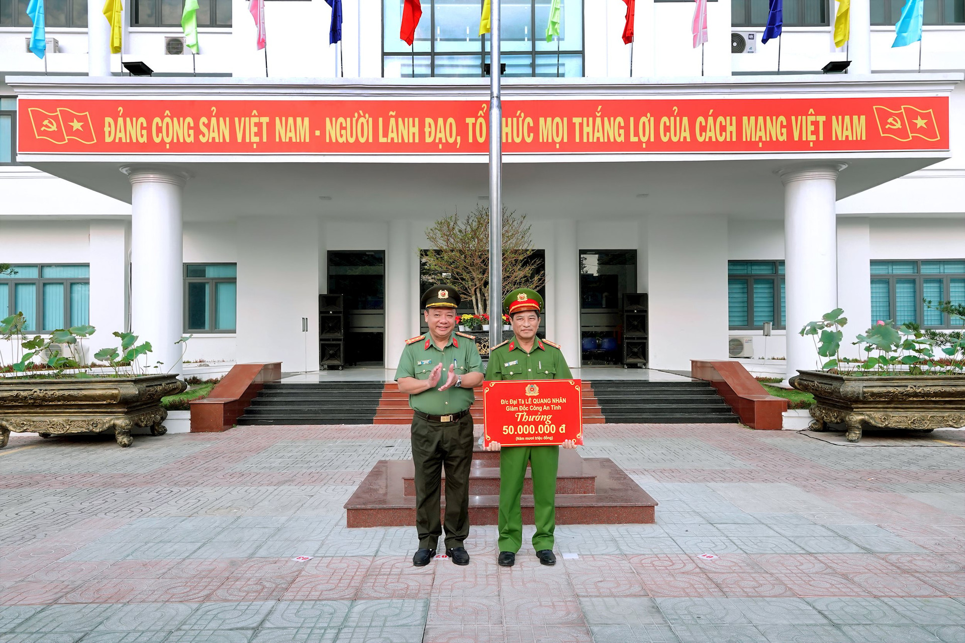 Vụ thi thể người nước ngoài ở Bình Thuận: Thưởng nóng Phòng Cảnh sát hình sự 100 triệu đồng - Ảnh 1.