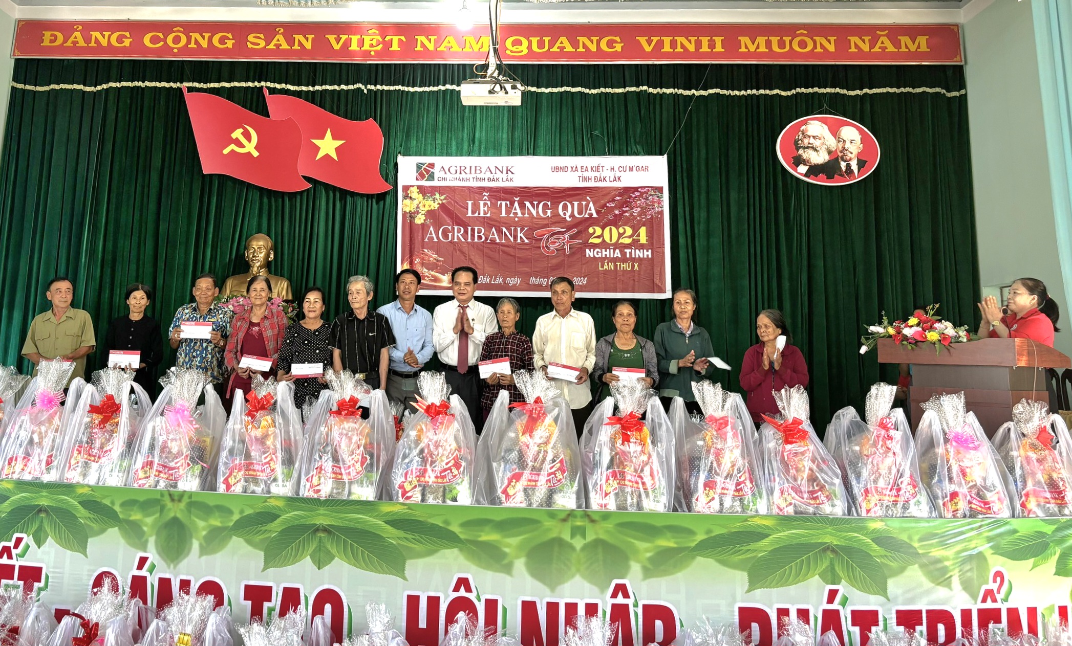 Agribank tỉnh Đắk Lắk tặng quà tết cho người nghèo xã Ea Kiết - Ảnh 2.