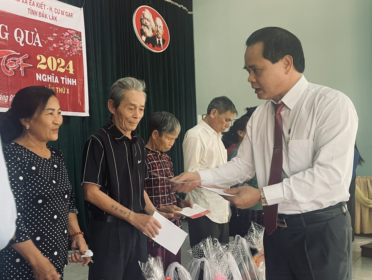 Agribank tỉnh Đắk Lắk tặng quà tết cho người nghèo xã Ea Kiết - Ảnh 1.