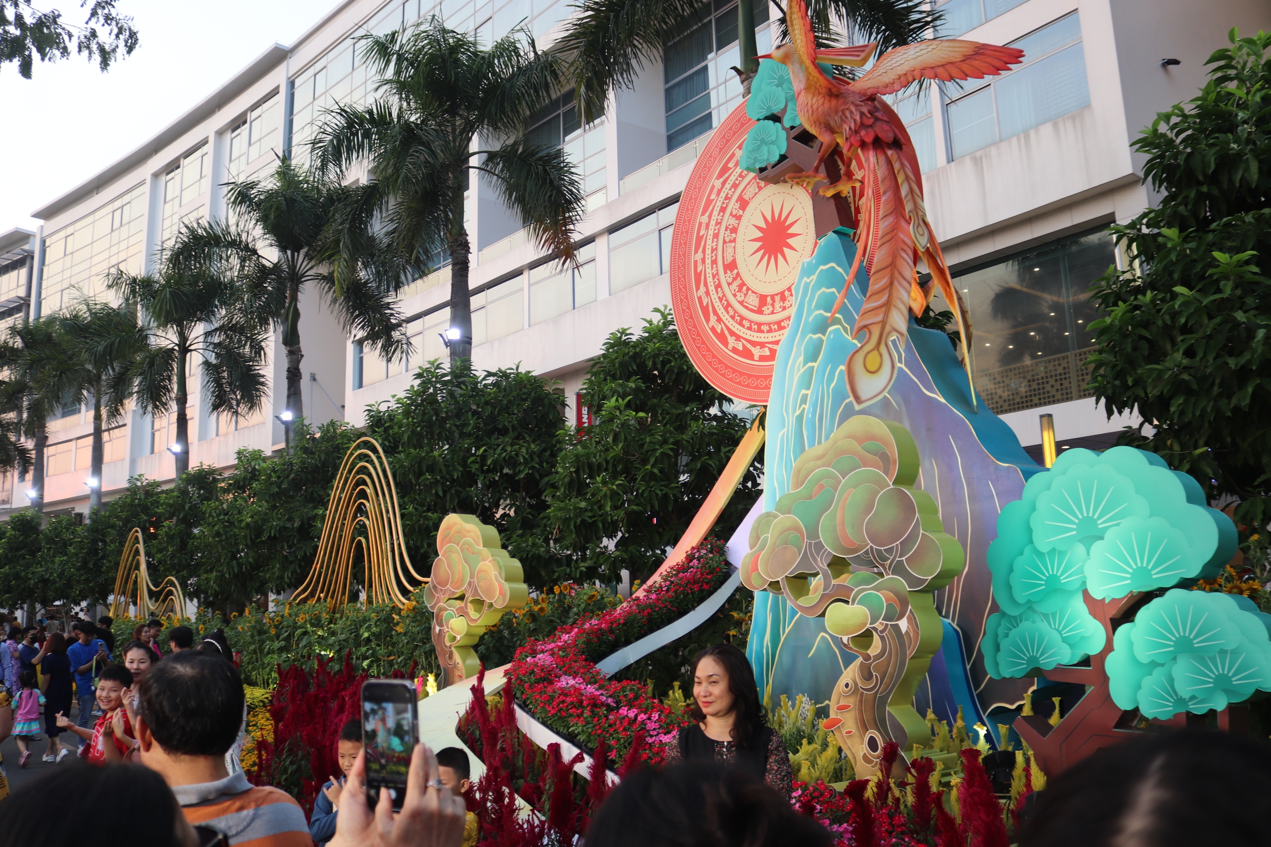 “Rồng thần - Chim tiên” khiến đường hoa Phú Mỹ Hưng dài 700m luôn kín khách check in- Ảnh 4.