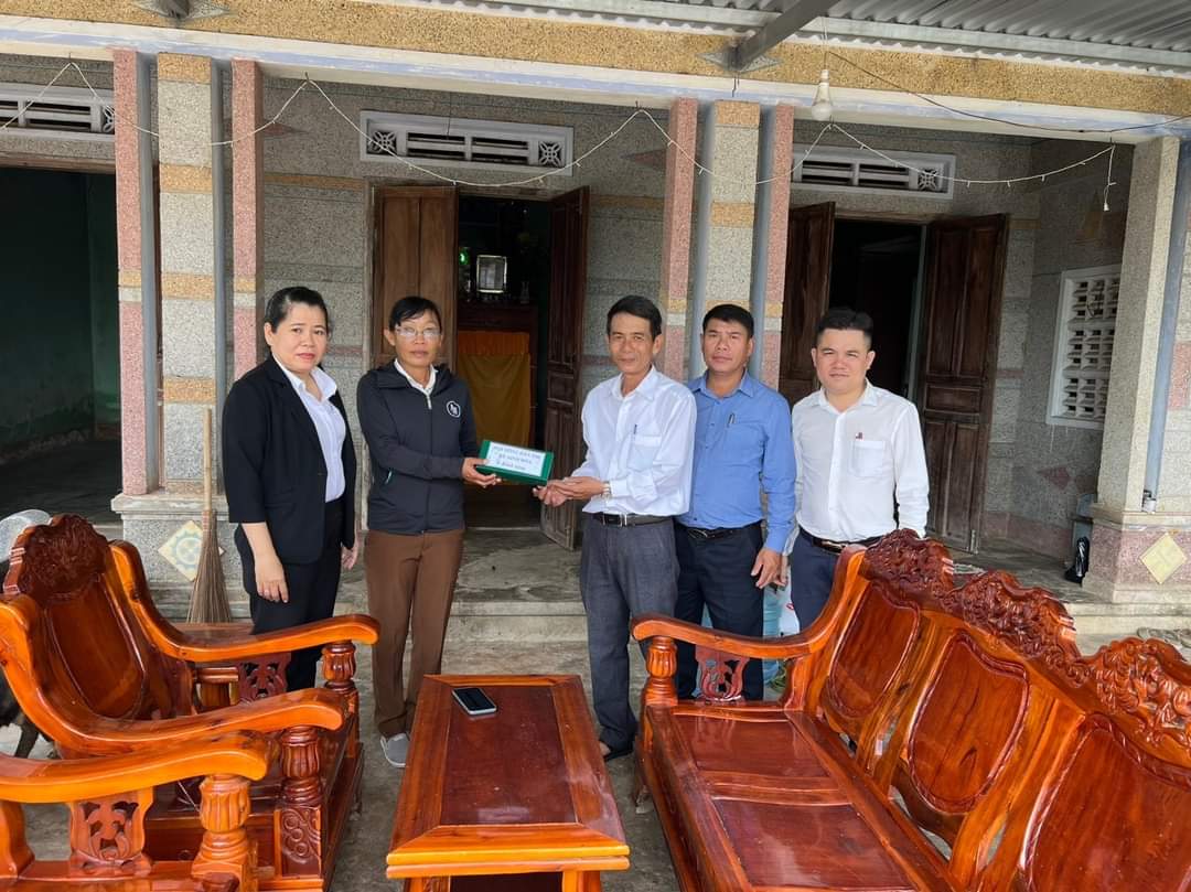 Hội Nông dân thị xã Ninh Hòa tặng quà cho các thanh niên trúng tuyển nghĩa vụ quân sự - Ảnh 3.