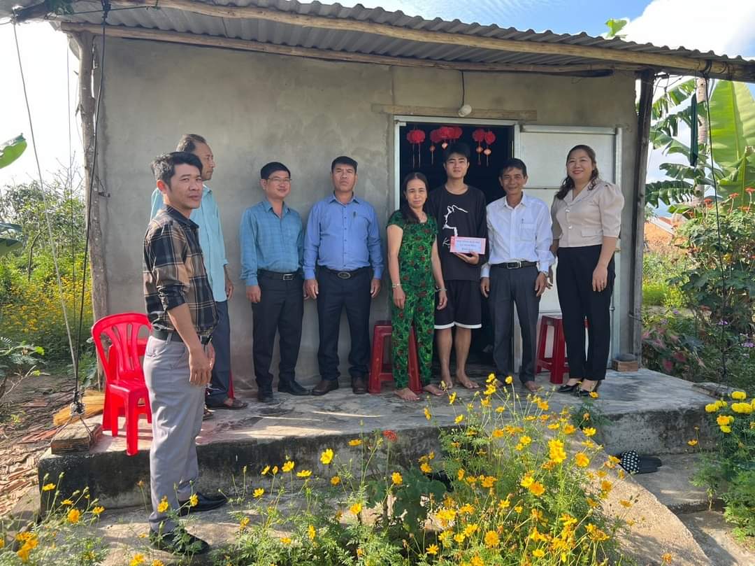 Hội Nông dân thị xã Ninh Hòa tặng quà cho các thanh niên trúng tuyển nghĩa vụ quân sự - Ảnh 2.