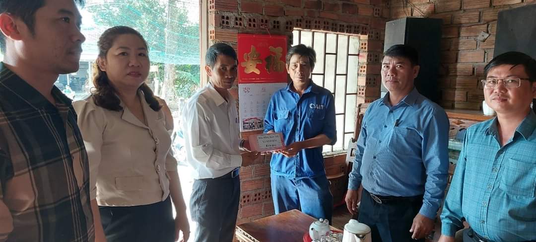 Hội Nông dân thị xã Ninh Hòa tặng quà cho các thanh niên trúng tuyển nghĩa vụ quân sự - Ảnh 1.