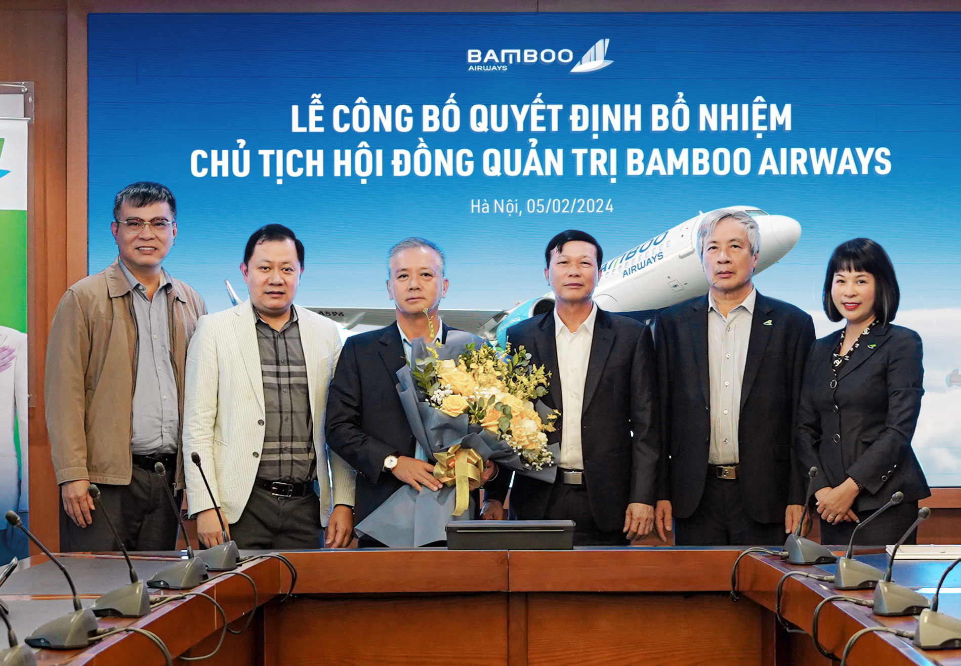 Chân dung ông Phan Đình Tuệ vừa "ngồi ghế nóng" Chủ tịch Bamboo Airways- Ảnh 1.
