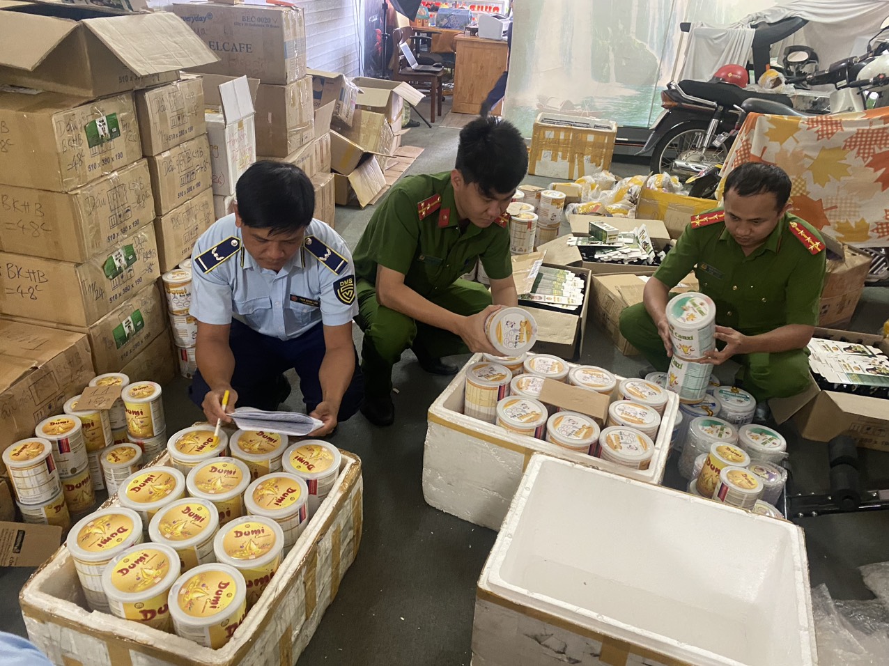Phát hiện hơn 170 hộp sữa bột không có hóa đơn, chứng từ tại Lâm Đồng trước Tết Nguyên đán 2024- Ảnh 1.