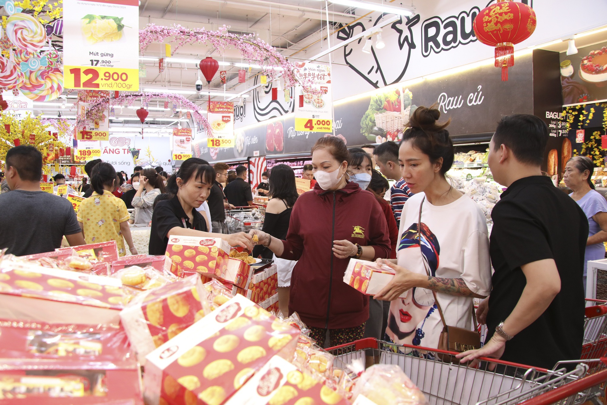 Người dân TP.HCM đổ về siêu thị mua mì gói, bánh kẹo đón Tết- Ảnh 13.